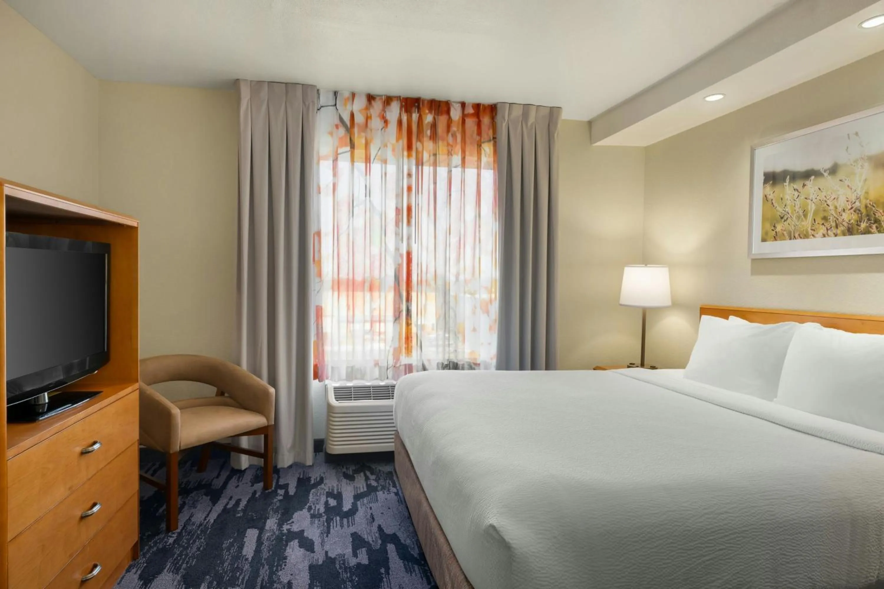 Photo of the whole room, Bed in Fairfield Inn & Suites by Marriott Springdale