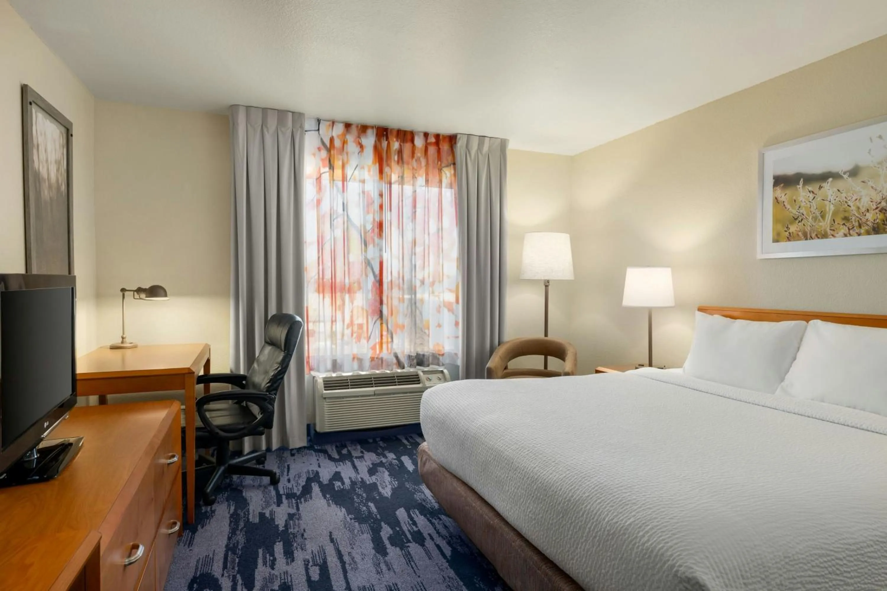 Photo of the whole room, Bed in Fairfield Inn & Suites by Marriott Springdale