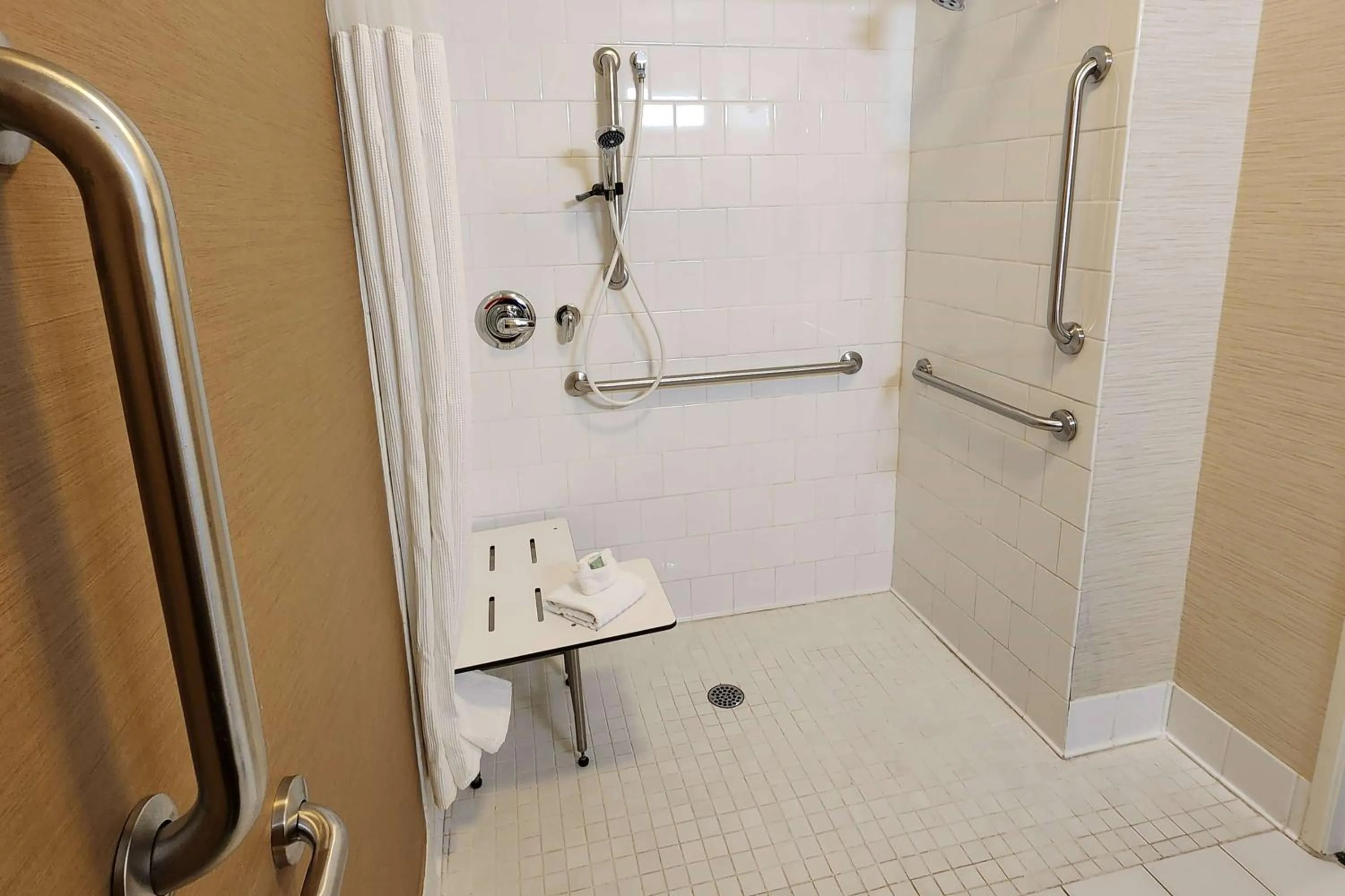 Shower in Fairfield Inn & Suites St. Cloud