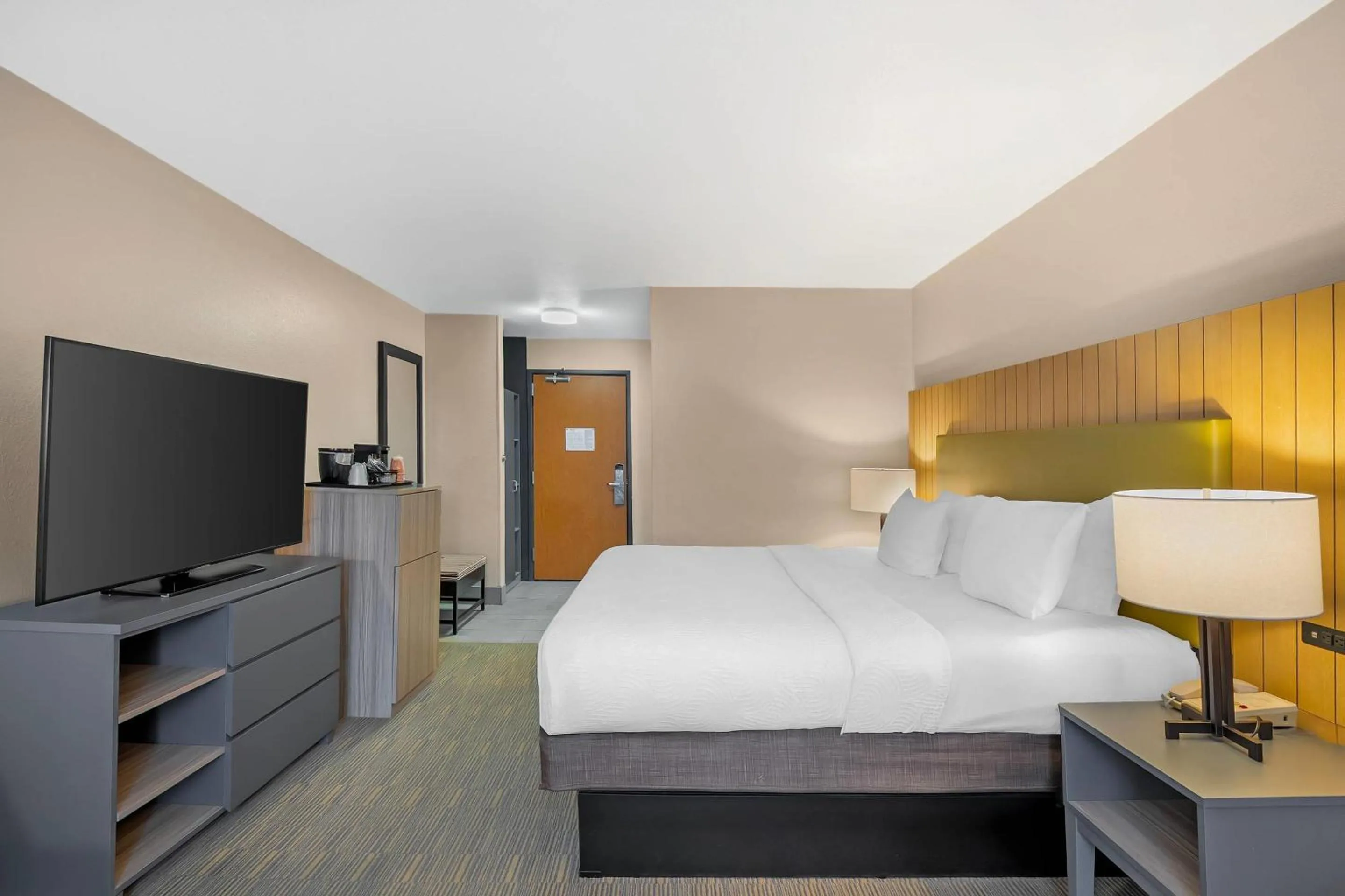 Bedroom, Bed in Country Inn & Suites by Radisson, Fairview Heights, IL