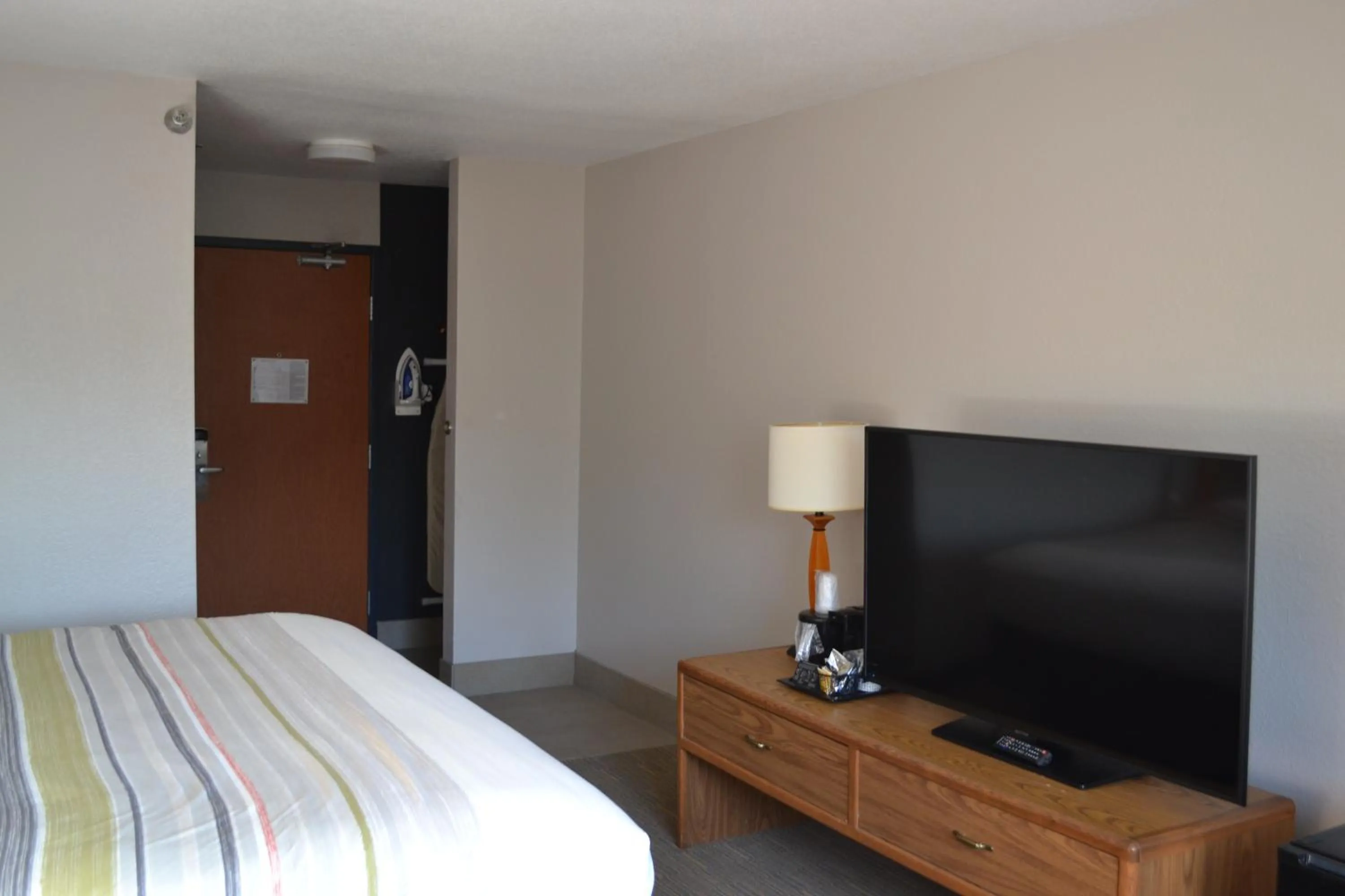 TV and multimedia, Bed in Country Inn & Suites by Radisson, Fairview Heights, IL