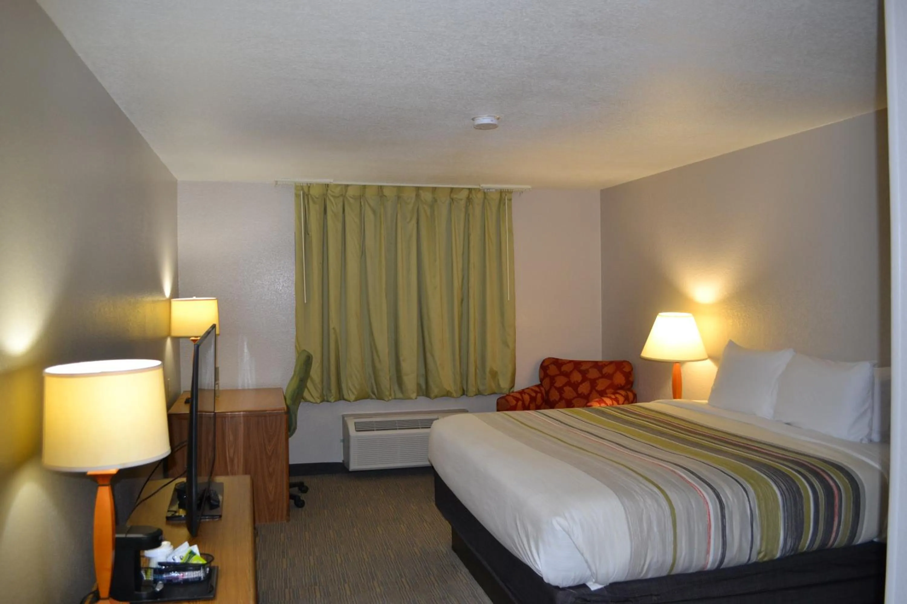 Photo of the whole room, Bed in Country Inn & Suites by Radisson, Fairview Heights, IL