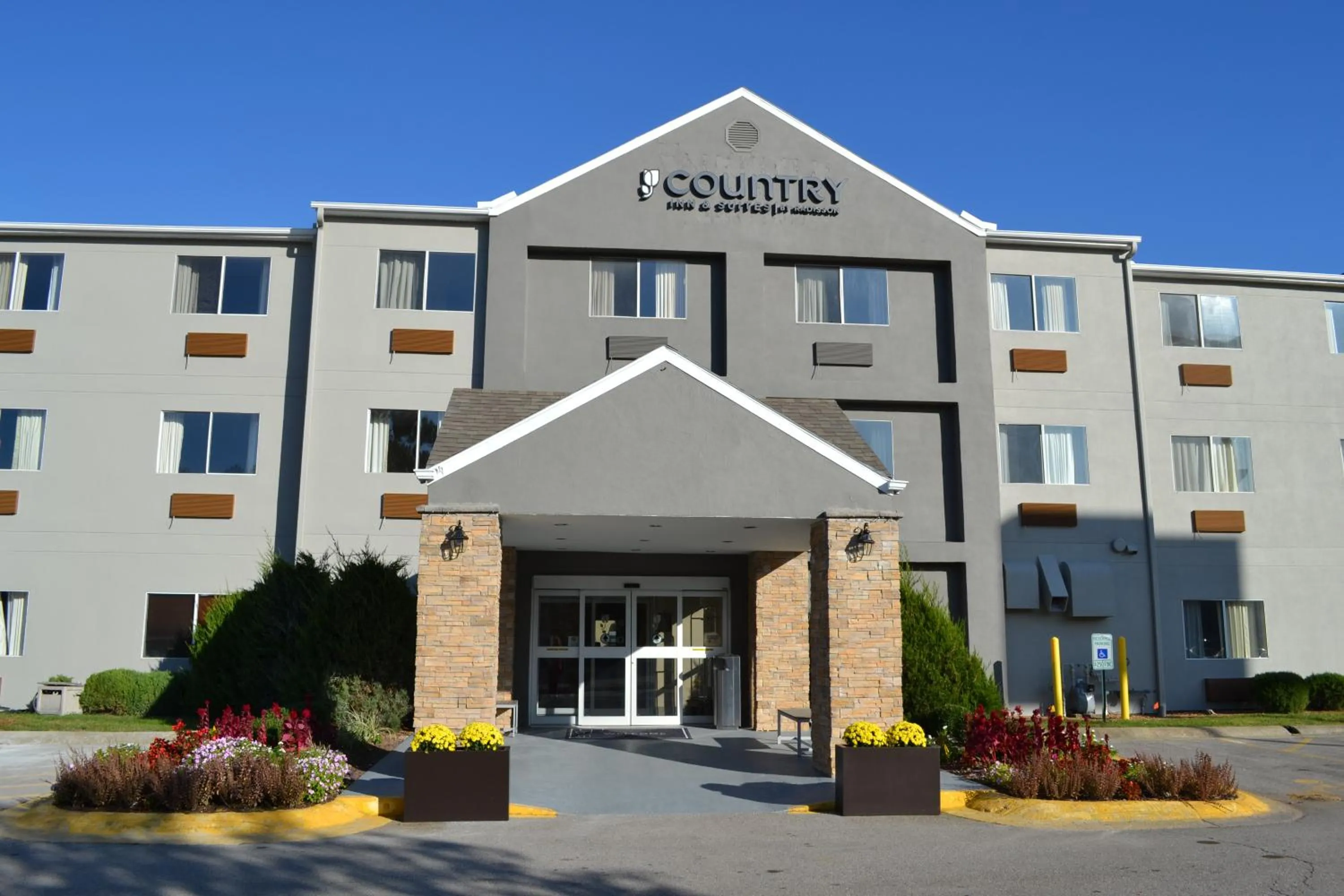 Property building in Country Inn & Suites by Radisson, Fairview Heights, IL