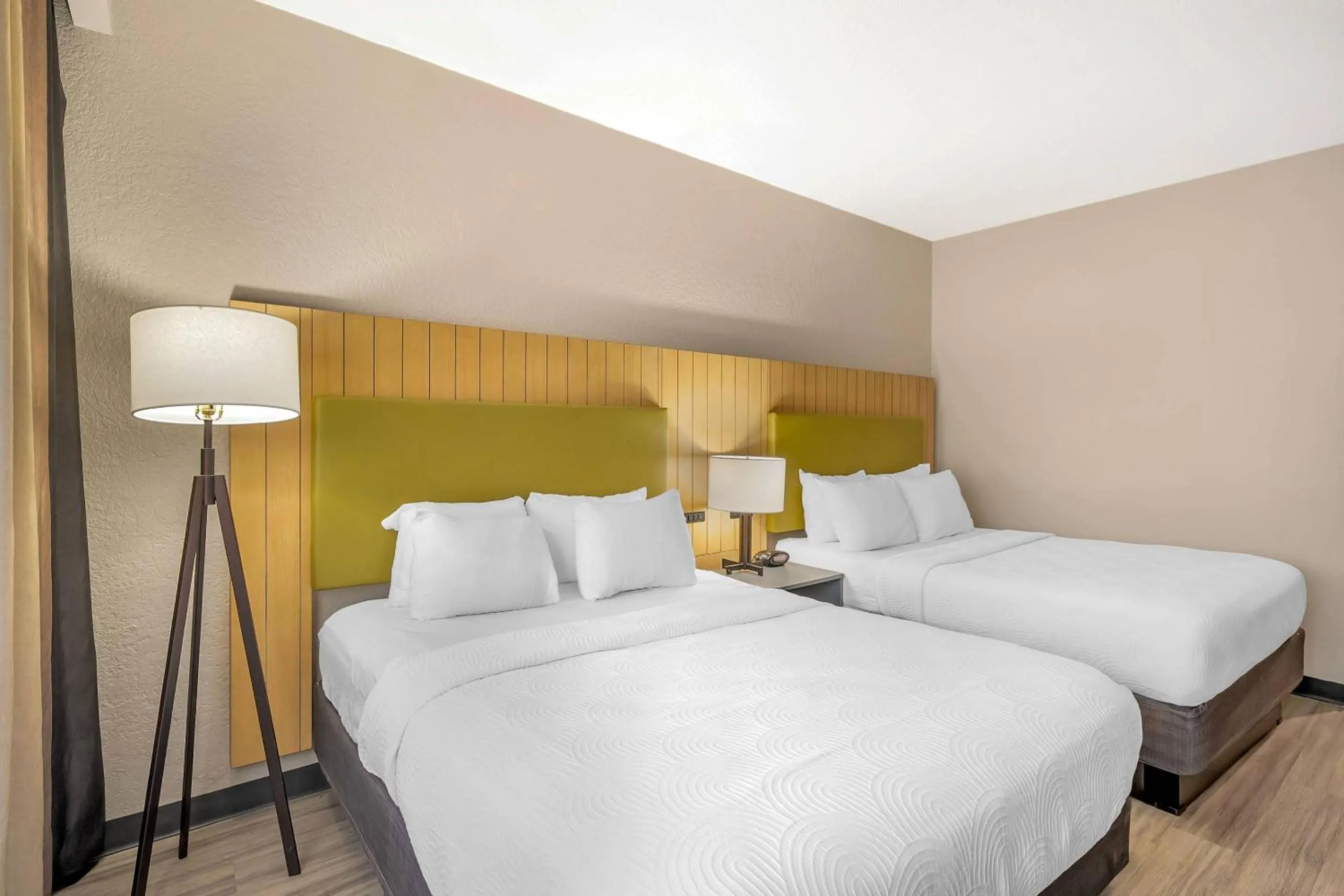 Bedroom, Bed in Country Inn & Suites by Radisson, Fairview Heights, IL