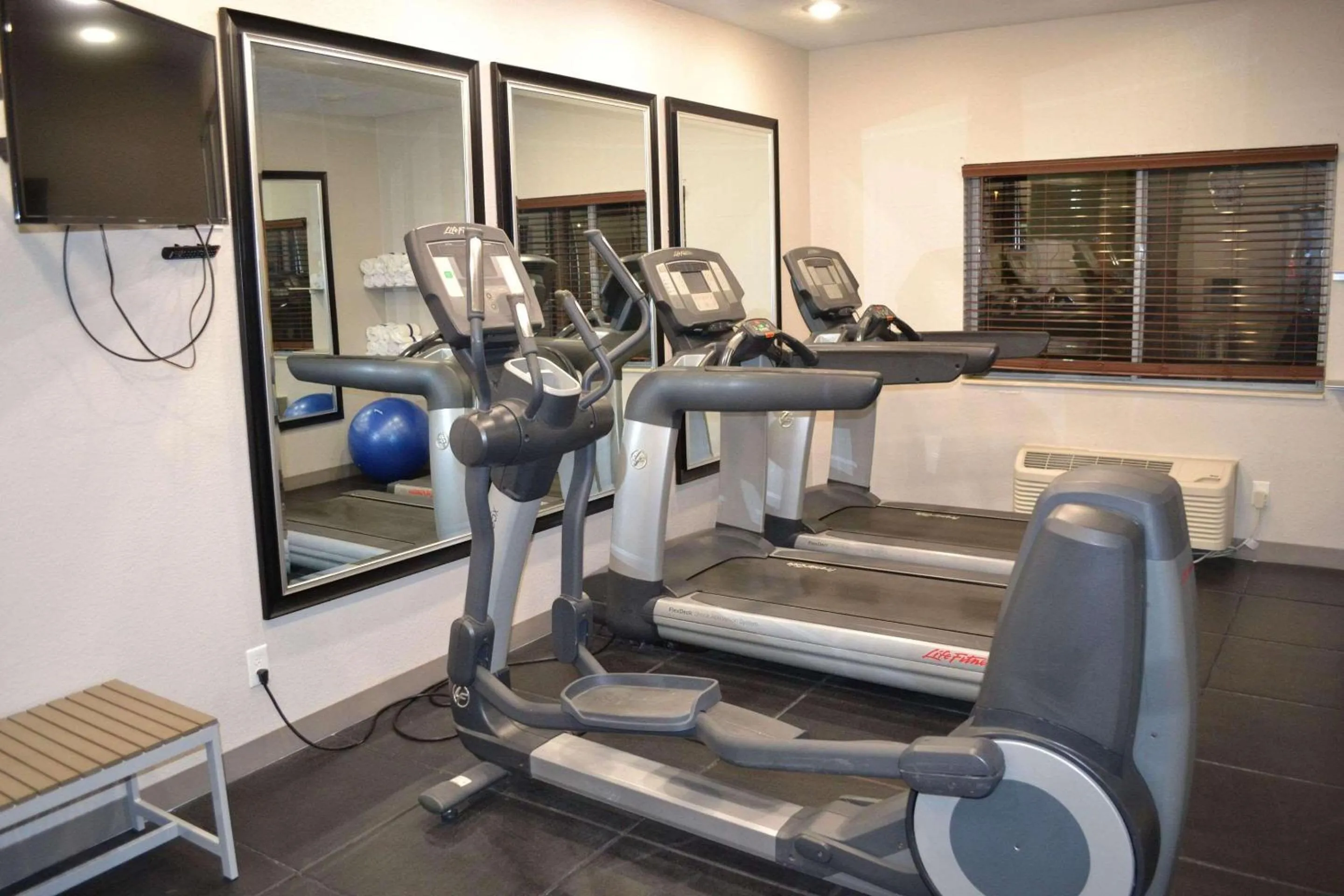 Fitness centre/facilities in Country Inn & Suites by Radisson, Fairview Heights, IL