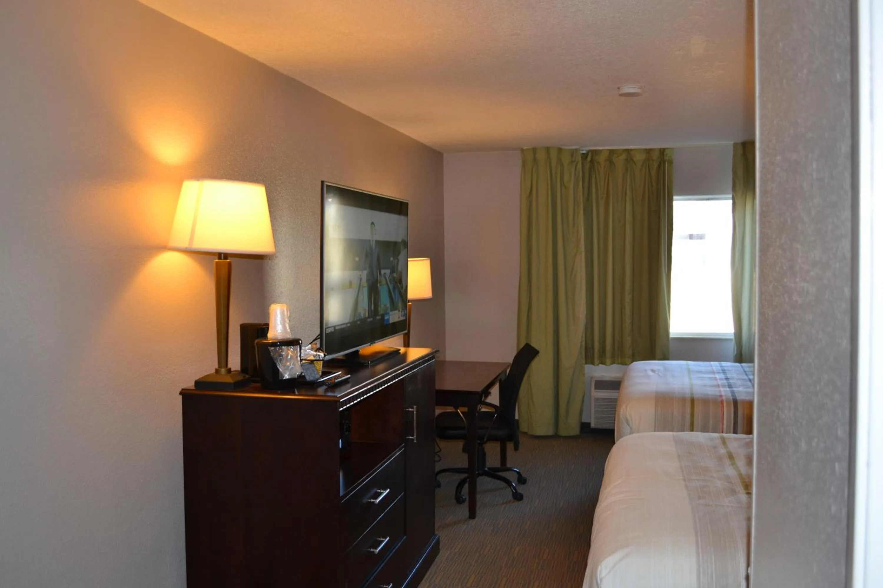 Bed in Country Inn & Suites by Radisson, Fairview Heights, IL