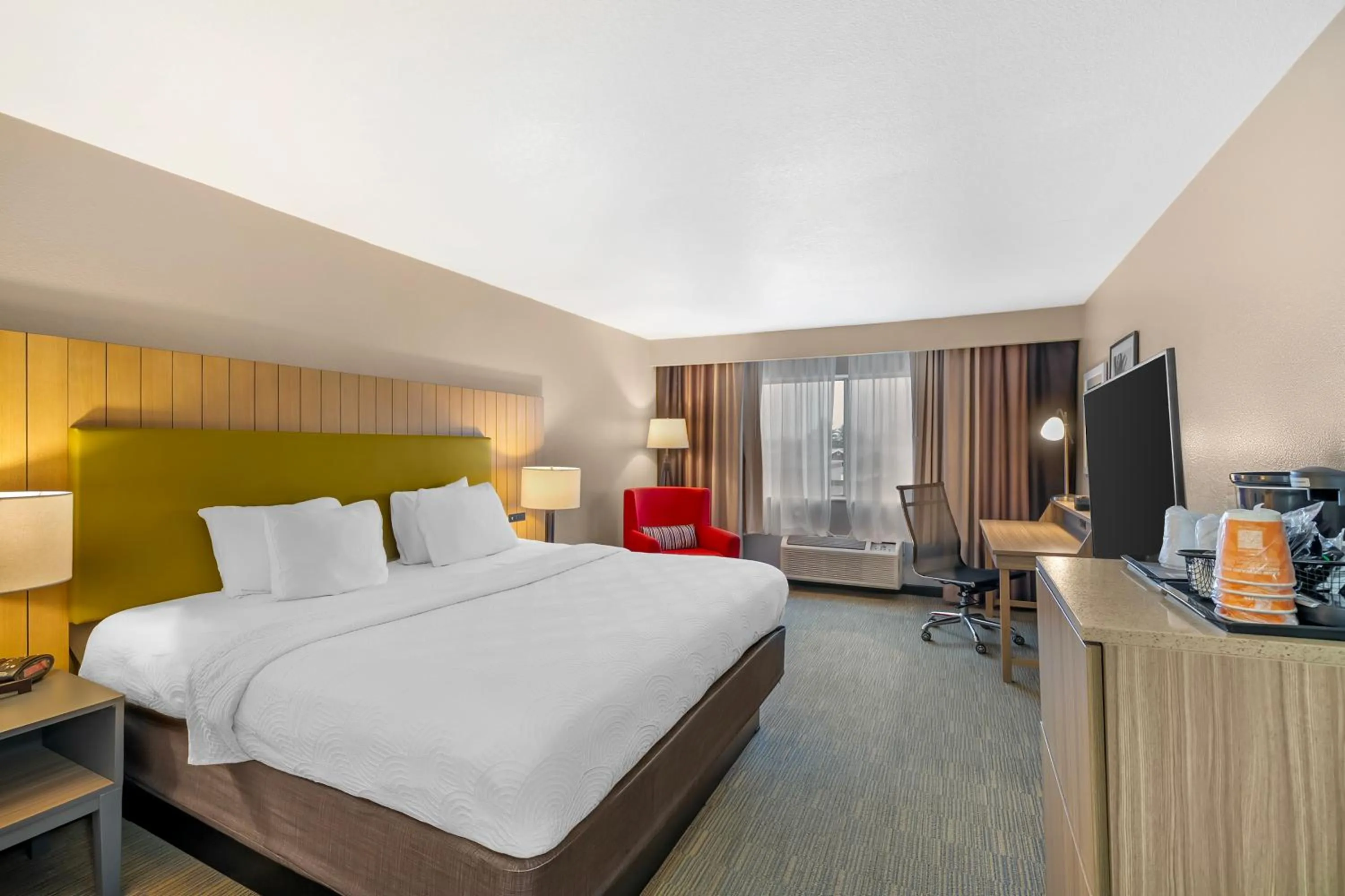 Bed in Country Inn & Suites by Radisson, Fairview Heights, IL