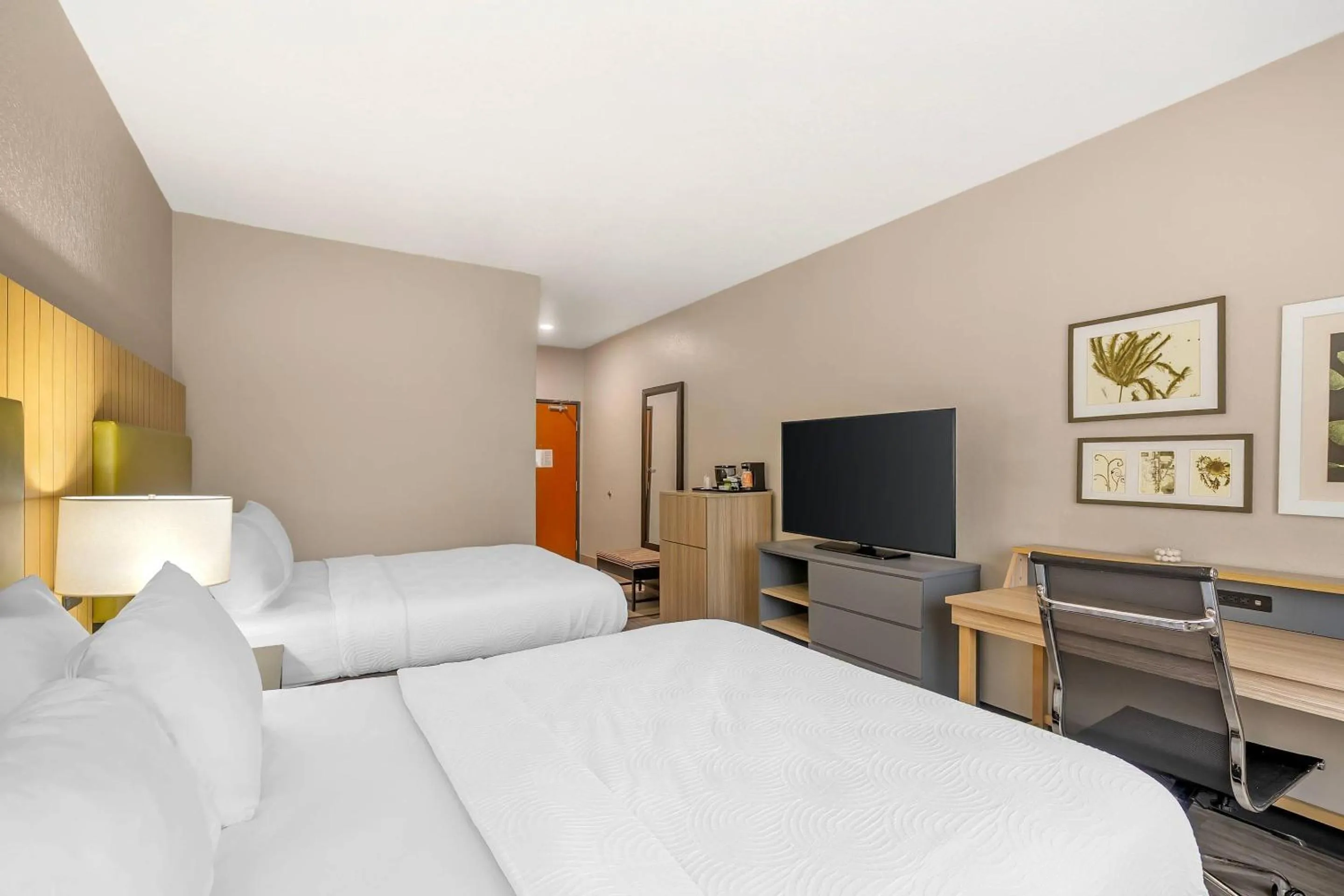 Bedroom, Bed in Country Inn & Suites by Radisson, Fairview Heights, IL