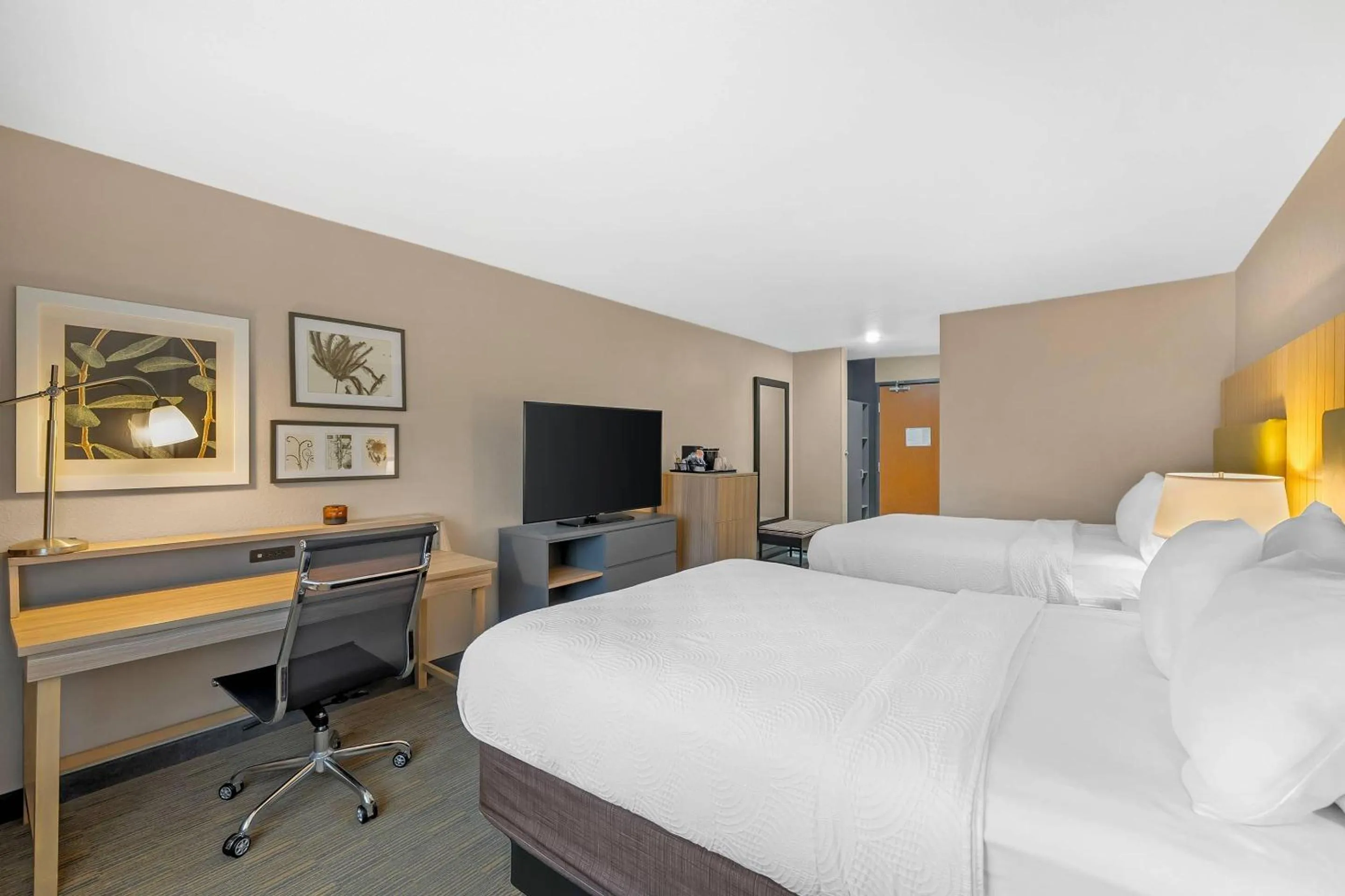 Bedroom, Bed in Country Inn & Suites by Radisson, Fairview Heights, IL