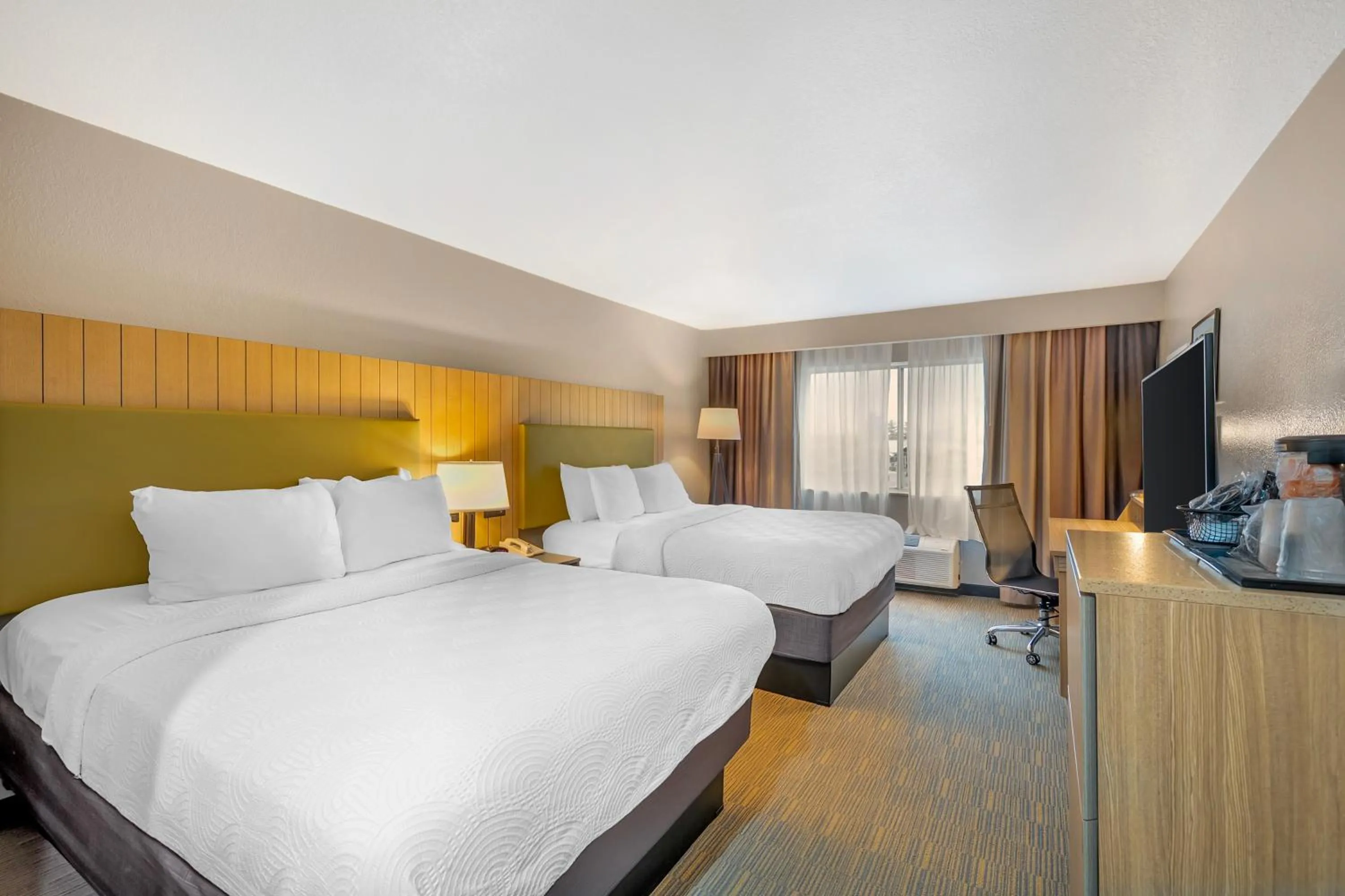 Bed in Country Inn & Suites by Radisson, Fairview Heights, IL