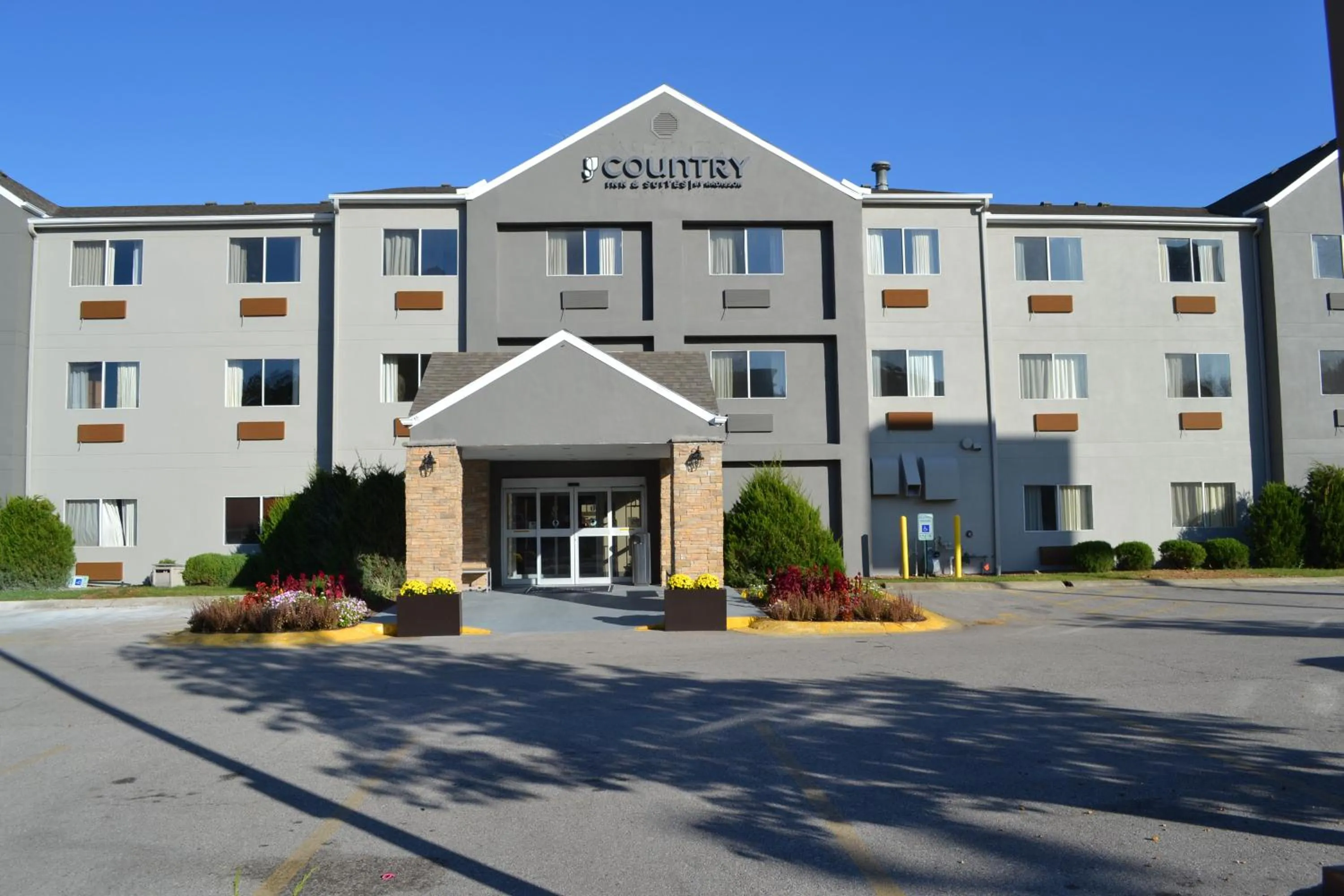 Property building in Country Inn & Suites by Radisson, Fairview Heights, IL