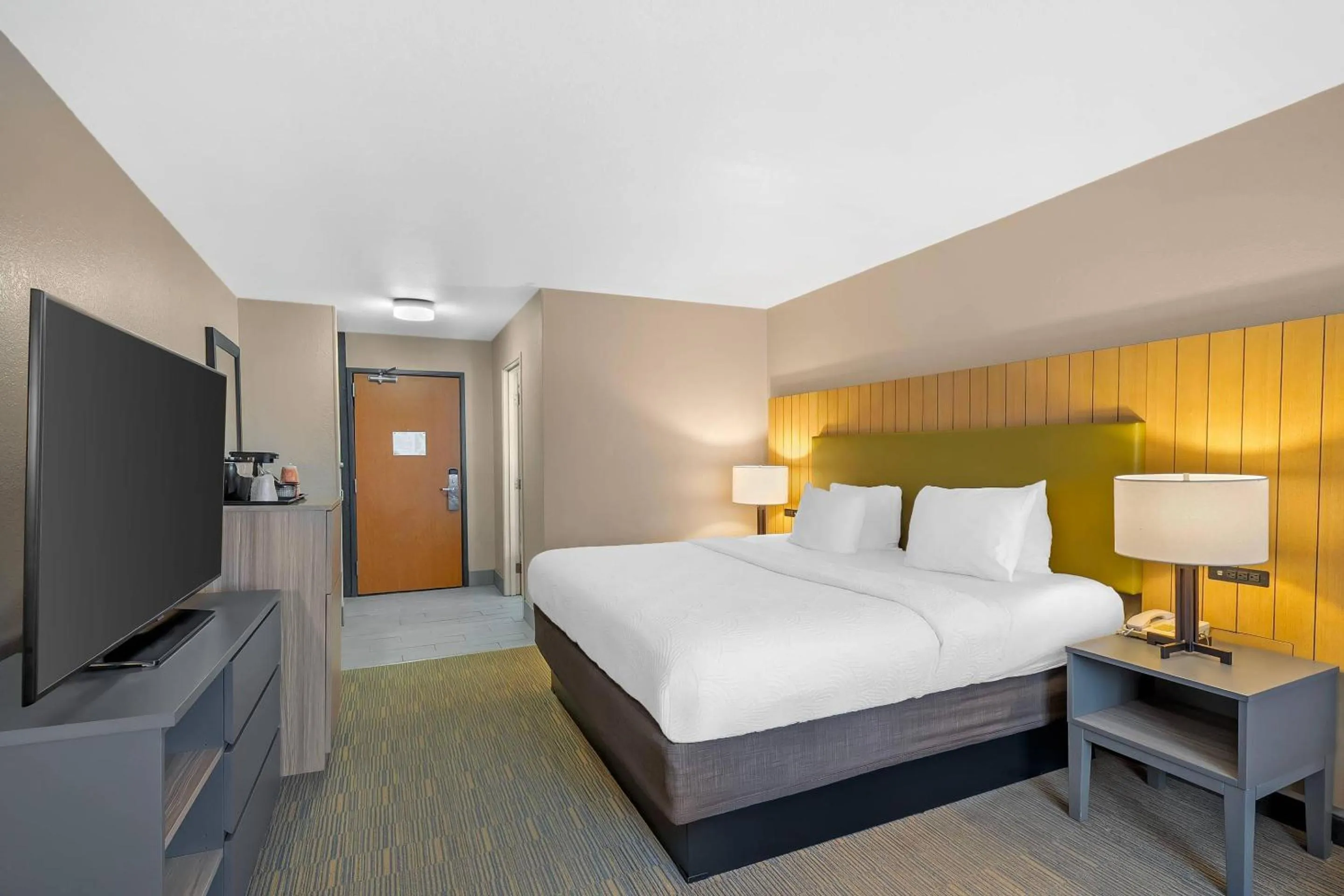 Bedroom, Bed in Country Inn & Suites by Radisson, Fairview Heights, IL