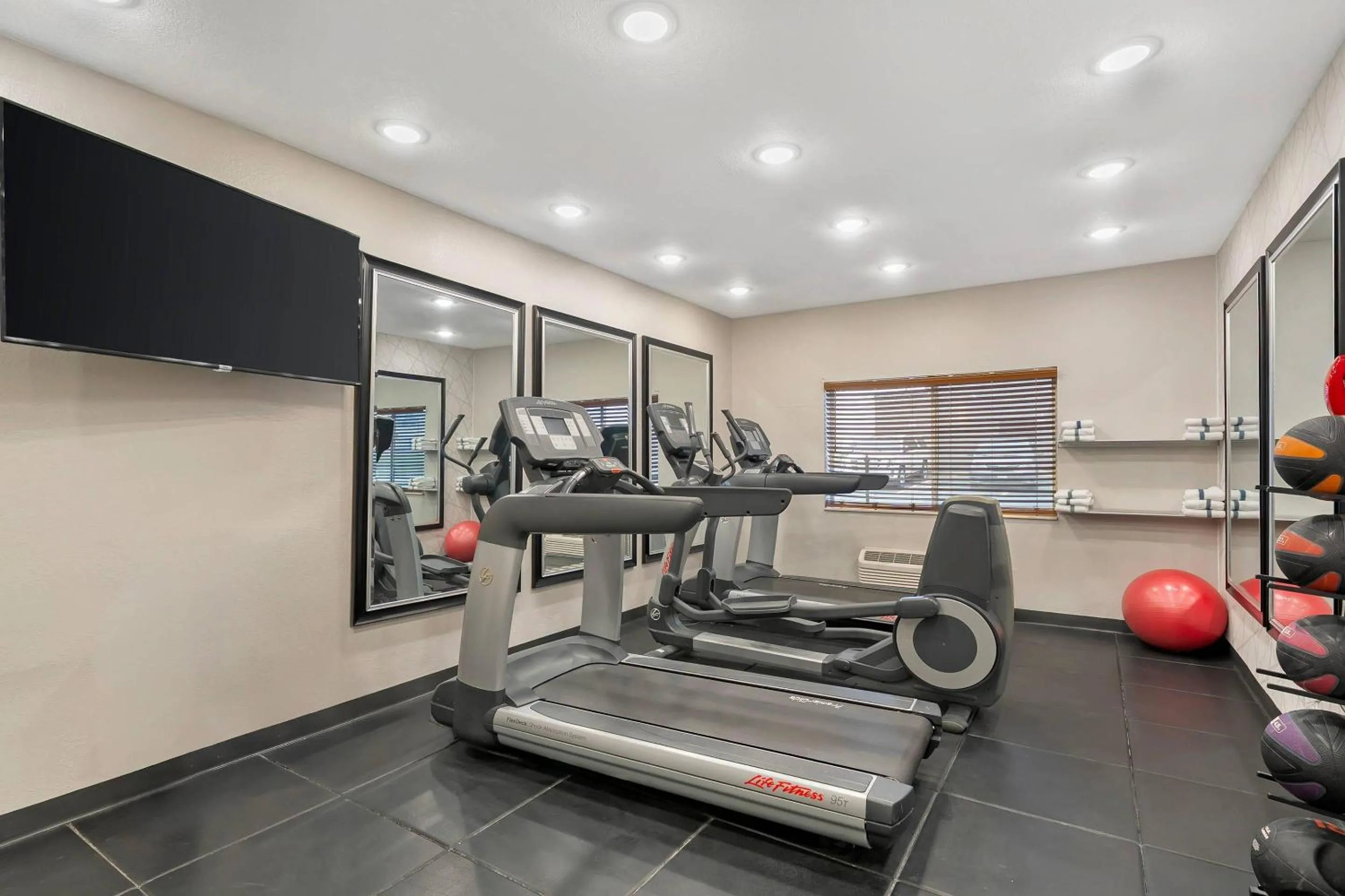Fitness centre/facilities in Country Inn & Suites by Radisson, Fairview Heights, IL