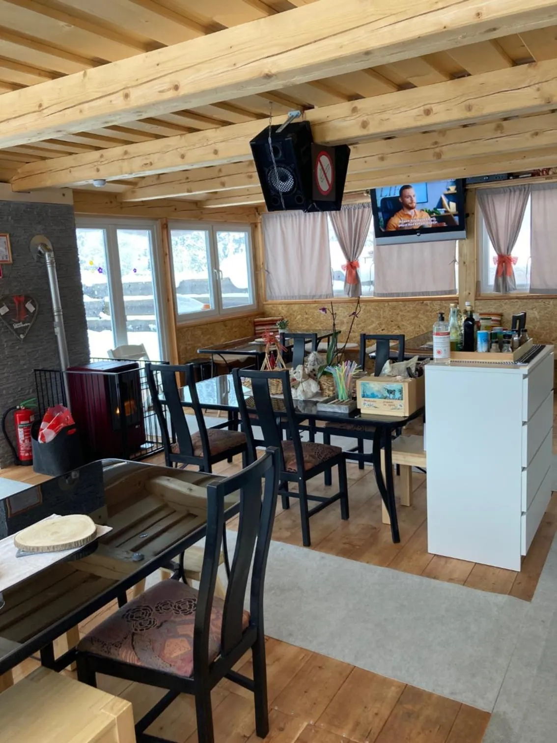 Communal lounge/ TV room in Aparthotel Pr' Jakapč'