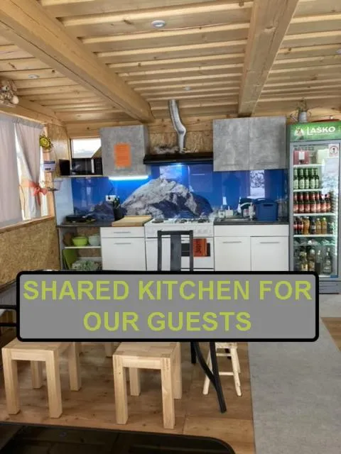 Communal kitchen in Aparthotel Pr' Jakapč'