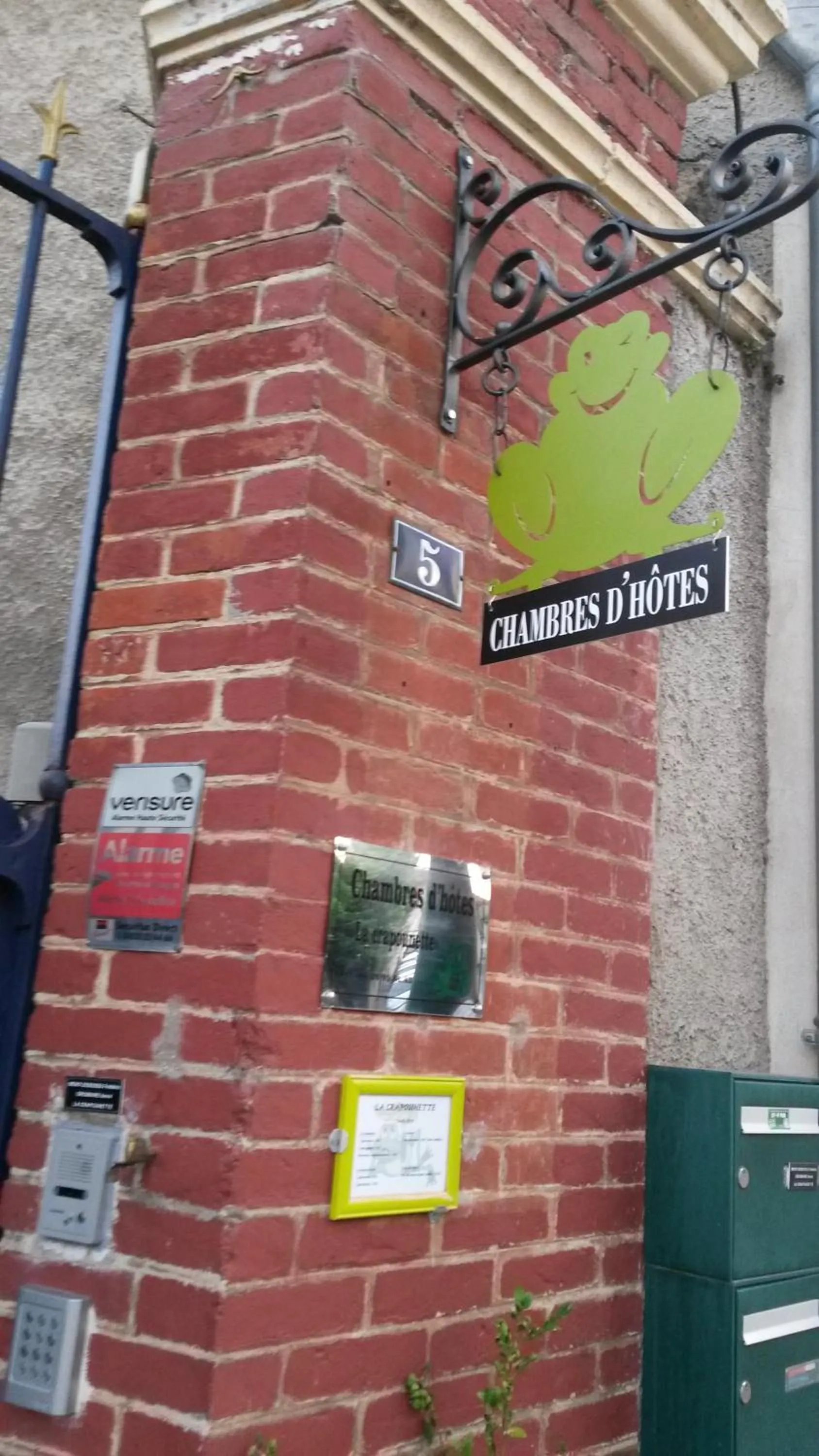 Property building in La CRAPOUNETTE