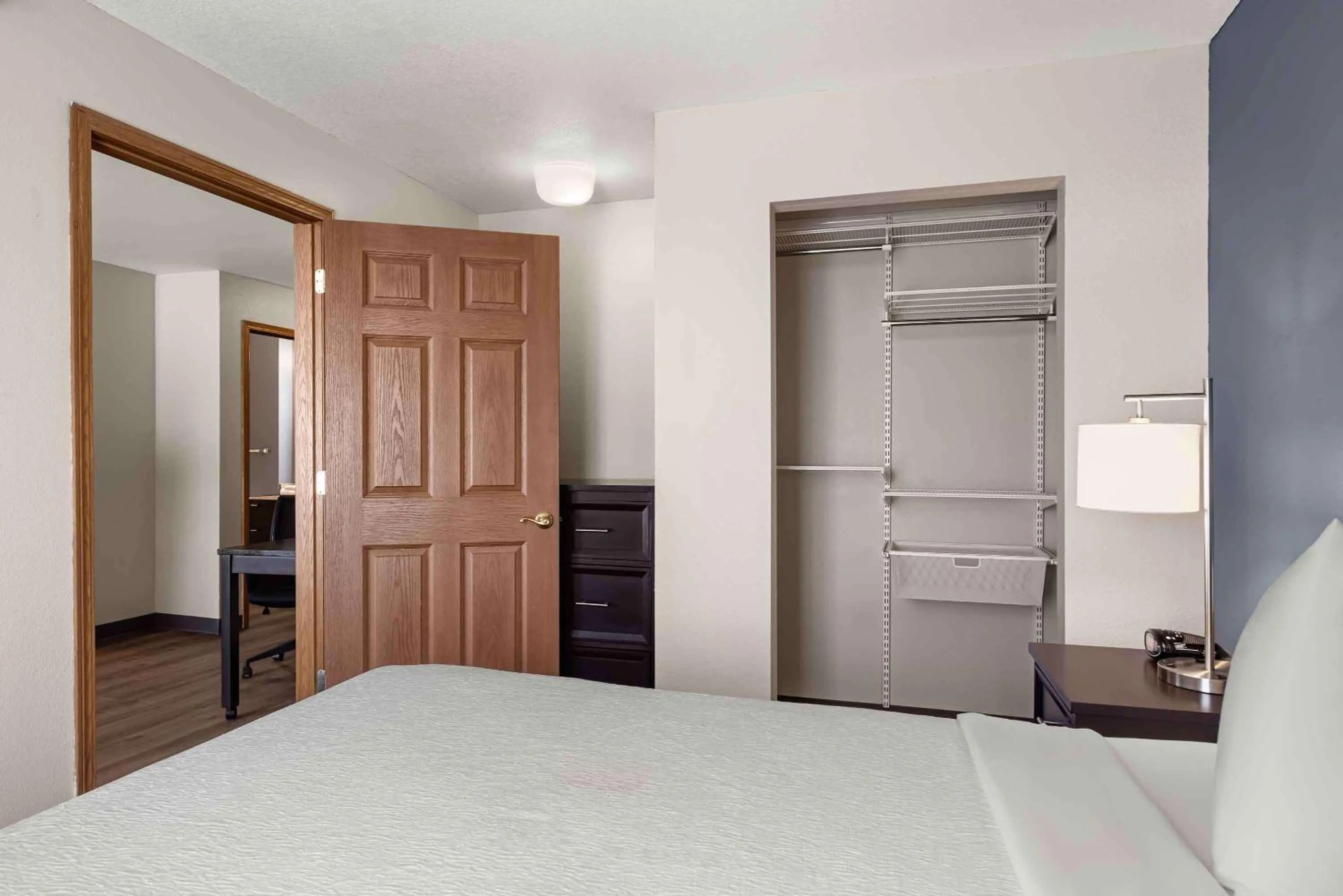 Bedroom, Bed in Extended Stay America Suites - St Louis - Fenton