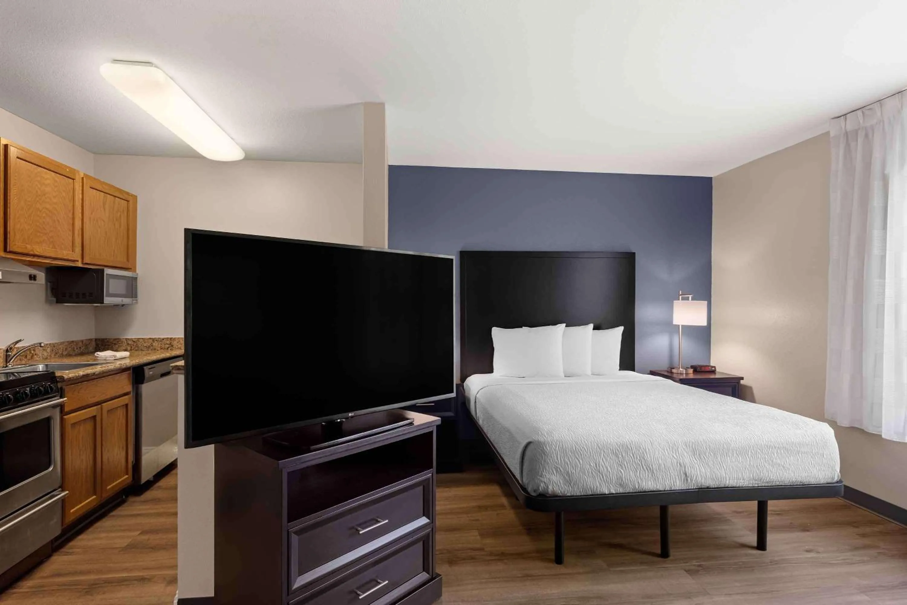 Bedroom, Bed in Extended Stay America Suites - St Louis - Fenton