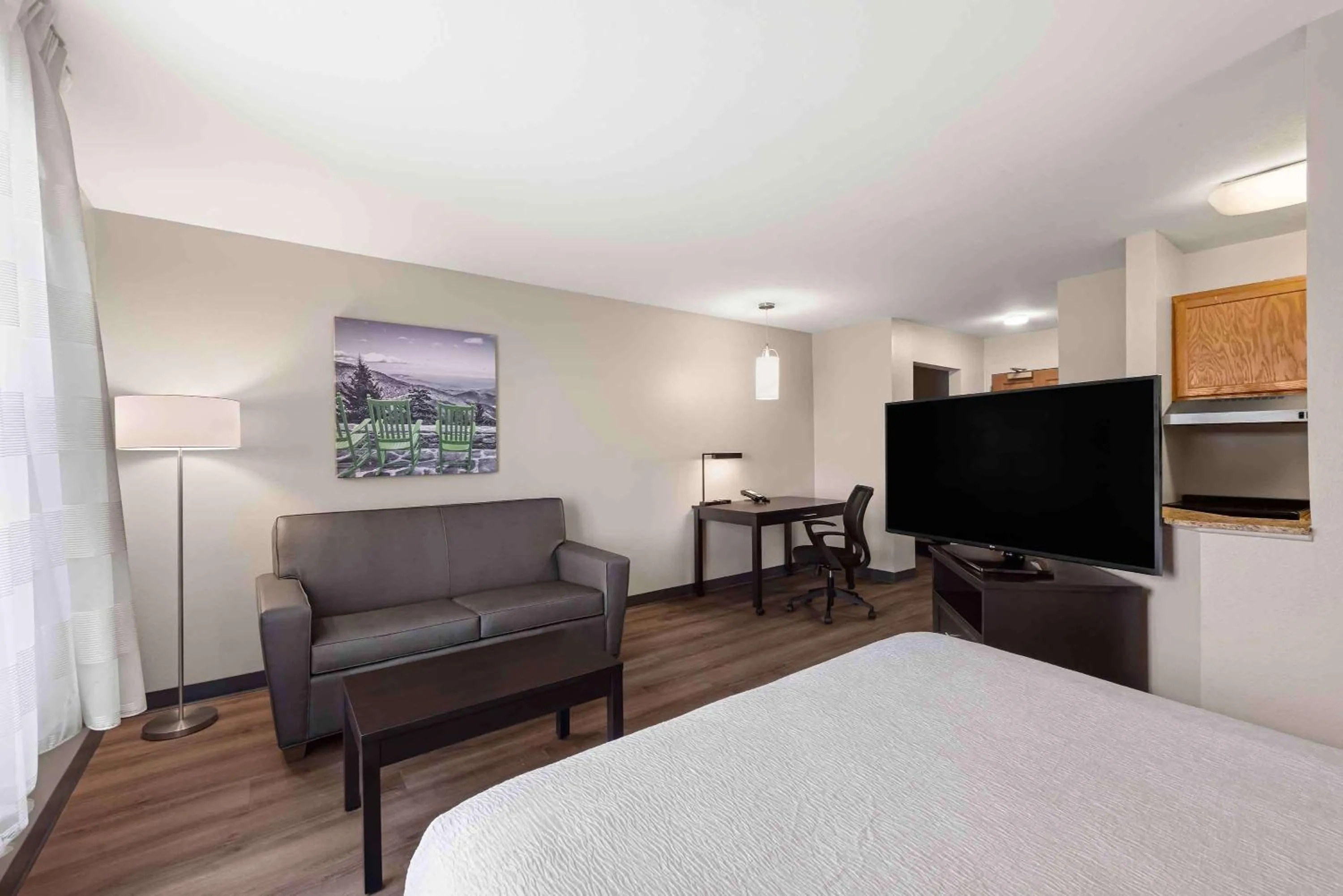 Bedroom, Bed in Extended Stay America Suites - St Louis - Fenton