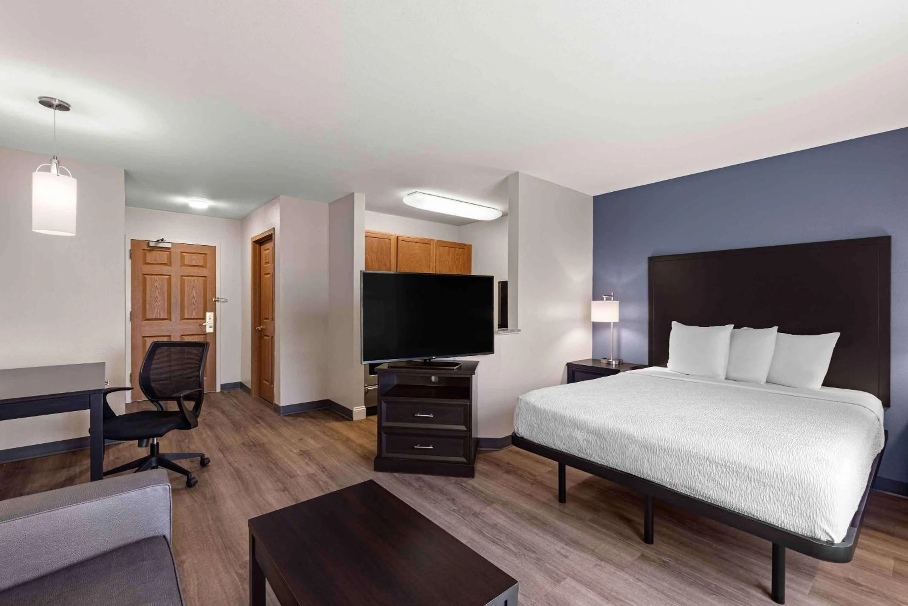 Bedroom, Bed in Extended Stay America Suites - St Louis - Fenton