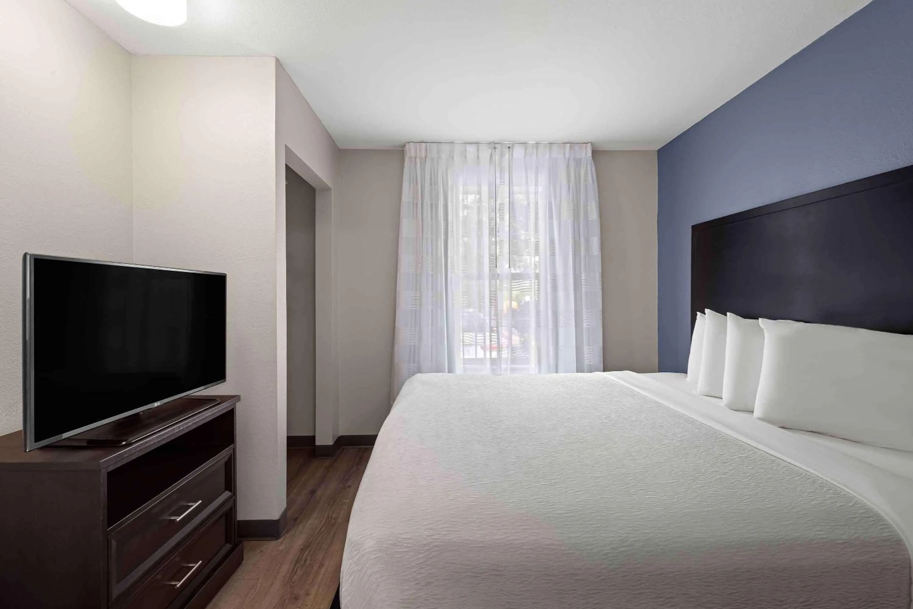 Bedroom, Bed in Extended Stay America Suites - St Louis - Fenton