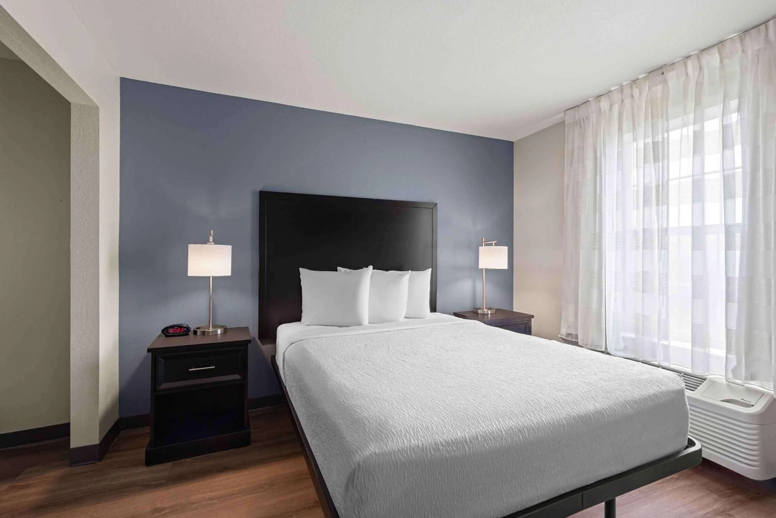Bedroom, Bed in Extended Stay America Suites - St Louis - Fenton