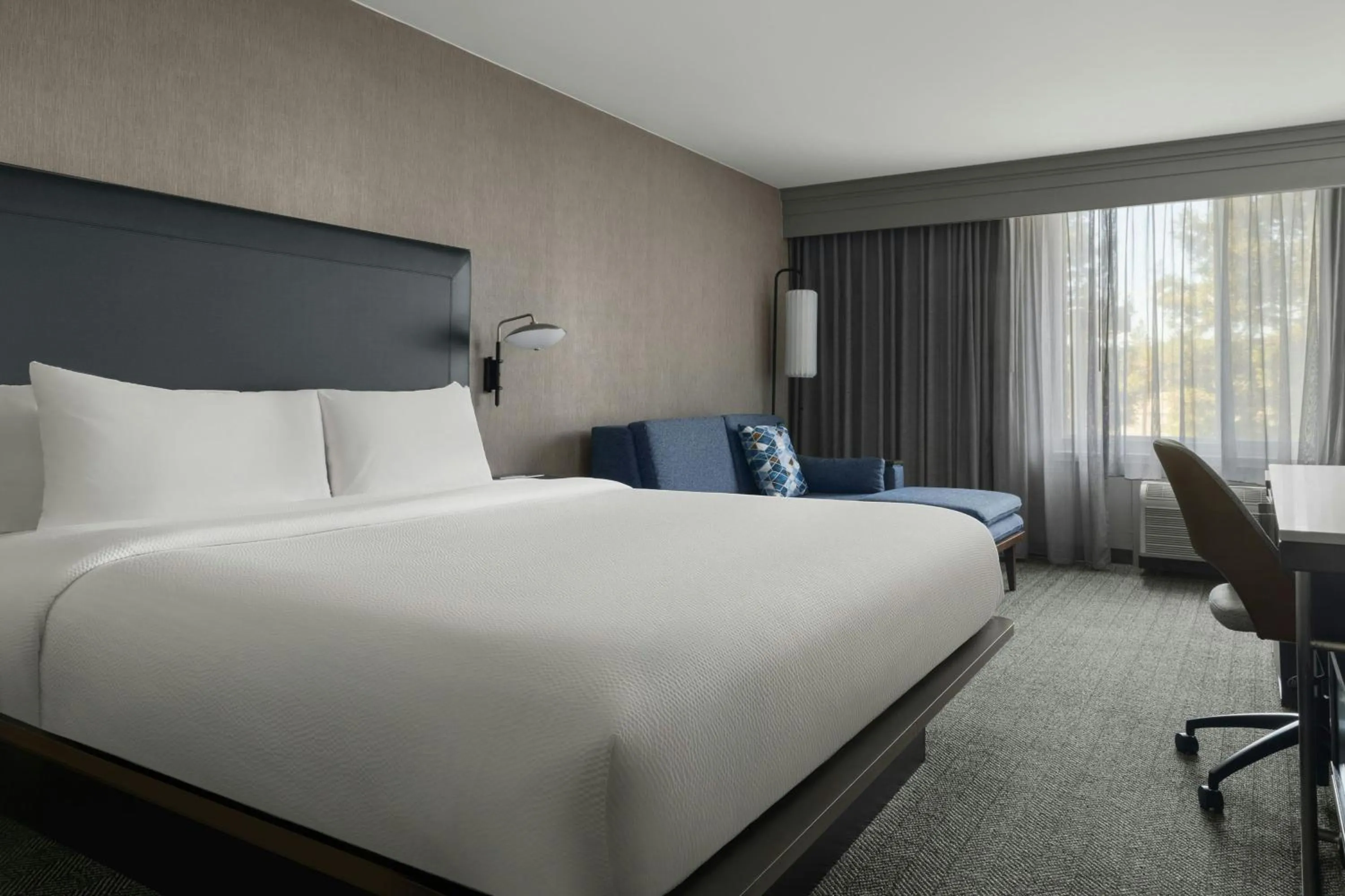 Photo of the whole room, Bed in Courtyard by Marriott Santa Rosa