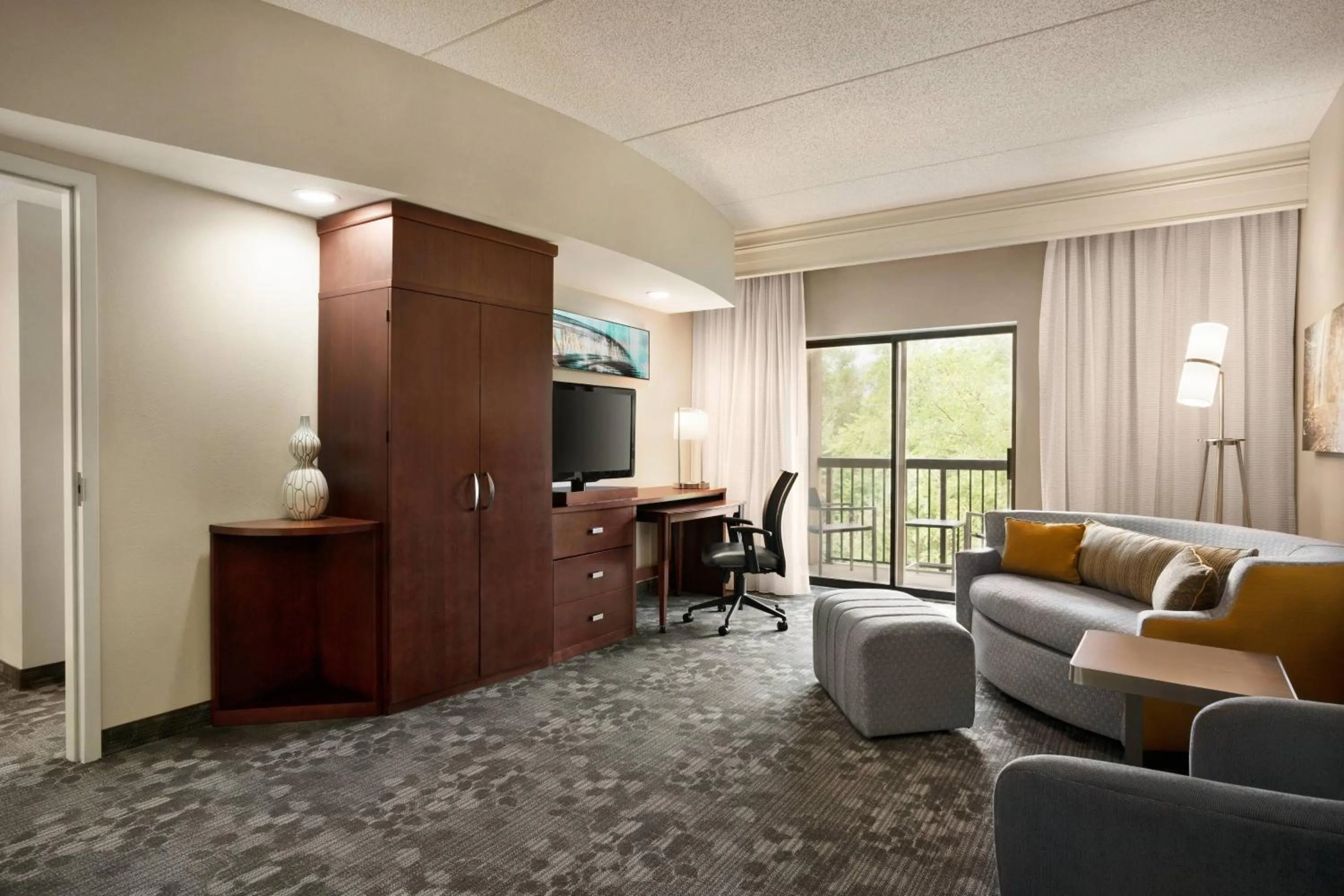 Living room in Courtyard by Marriott Middletown Goshen
