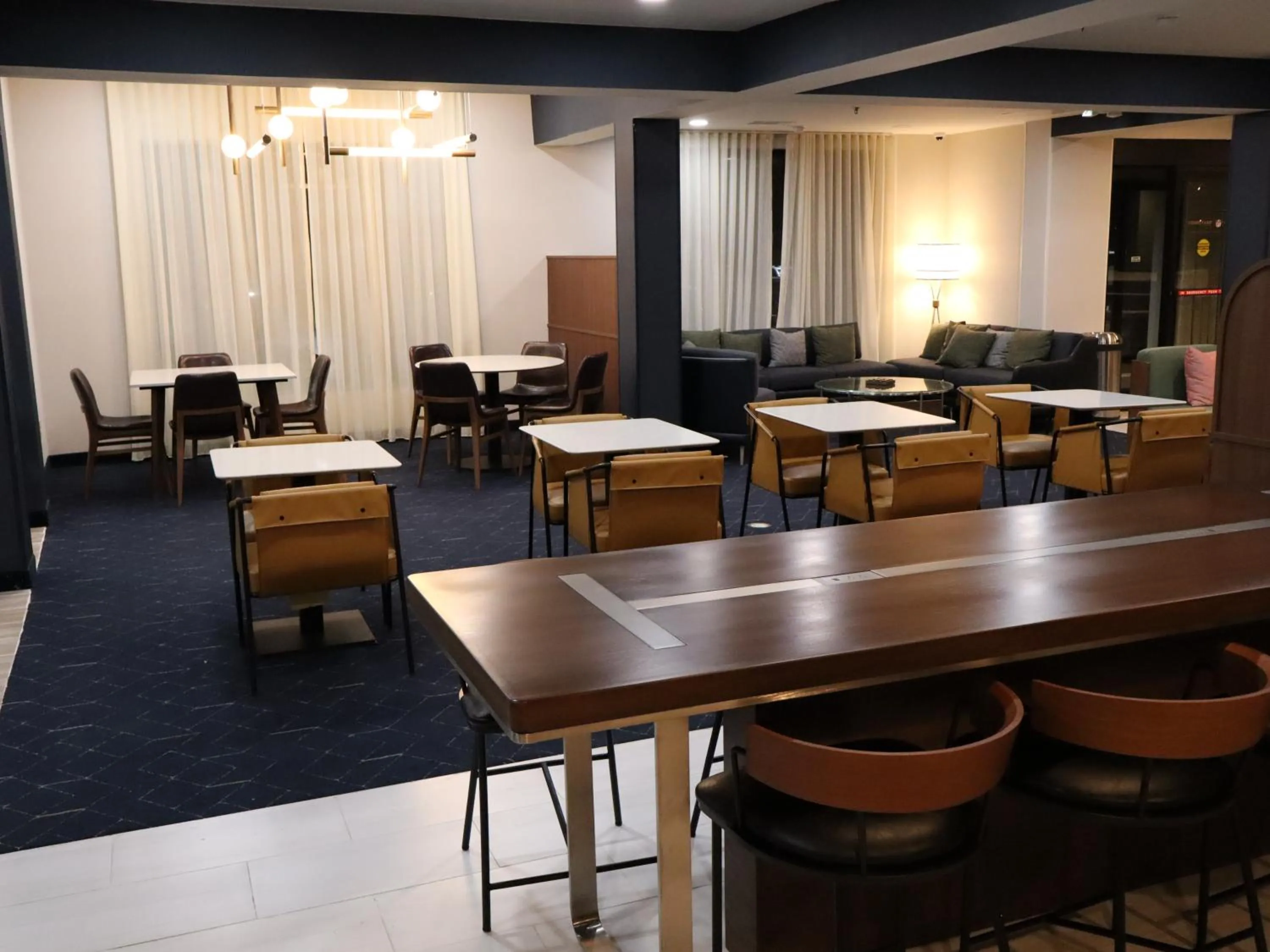 Seating area in Courtyard Tuscaloosa