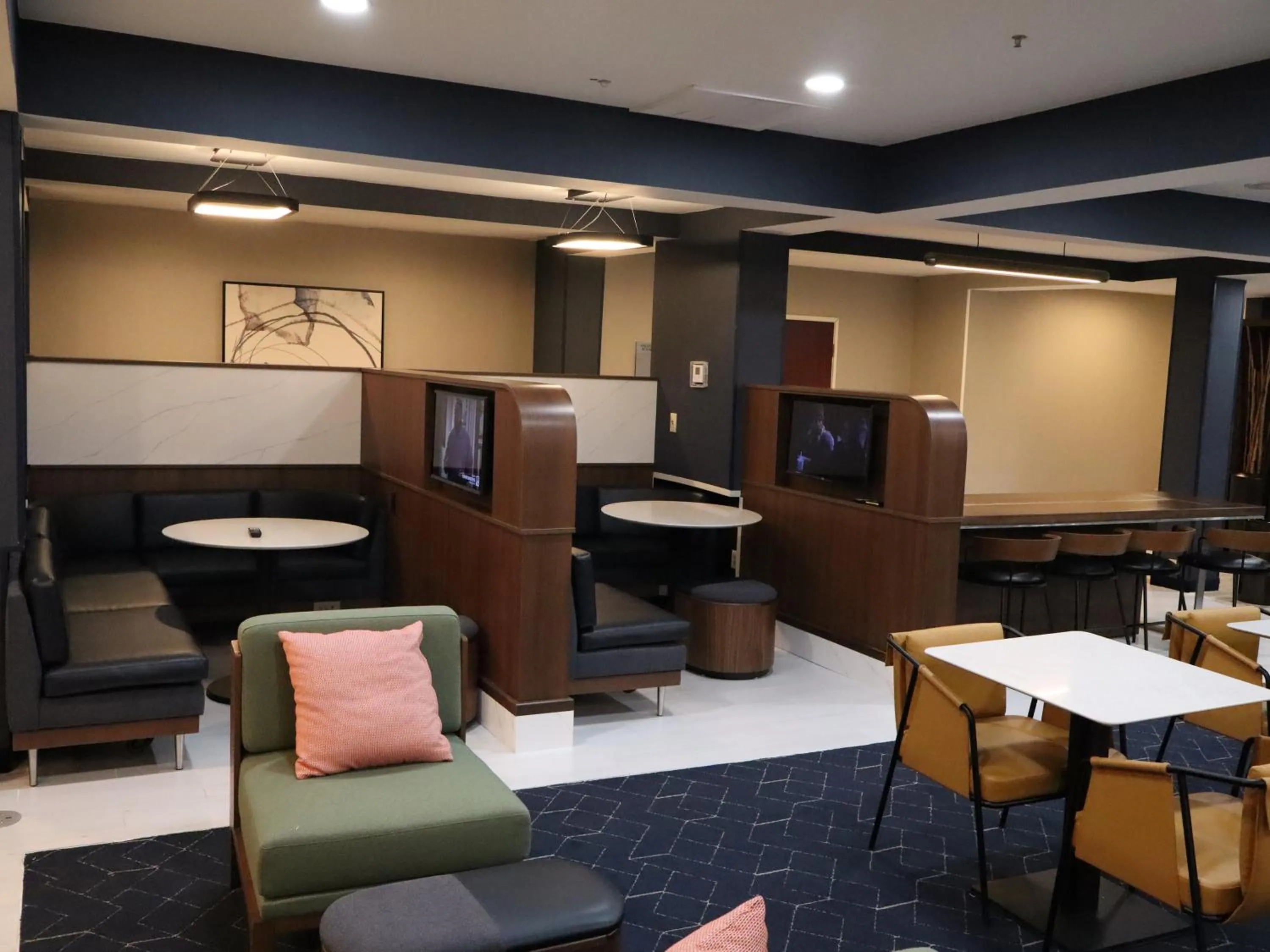 Seating area in Courtyard Tuscaloosa