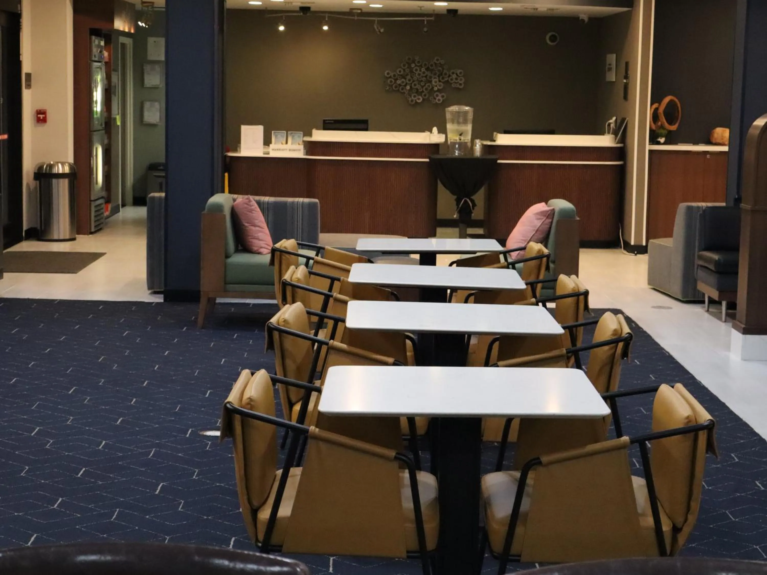 Seating area in Courtyard Tuscaloosa