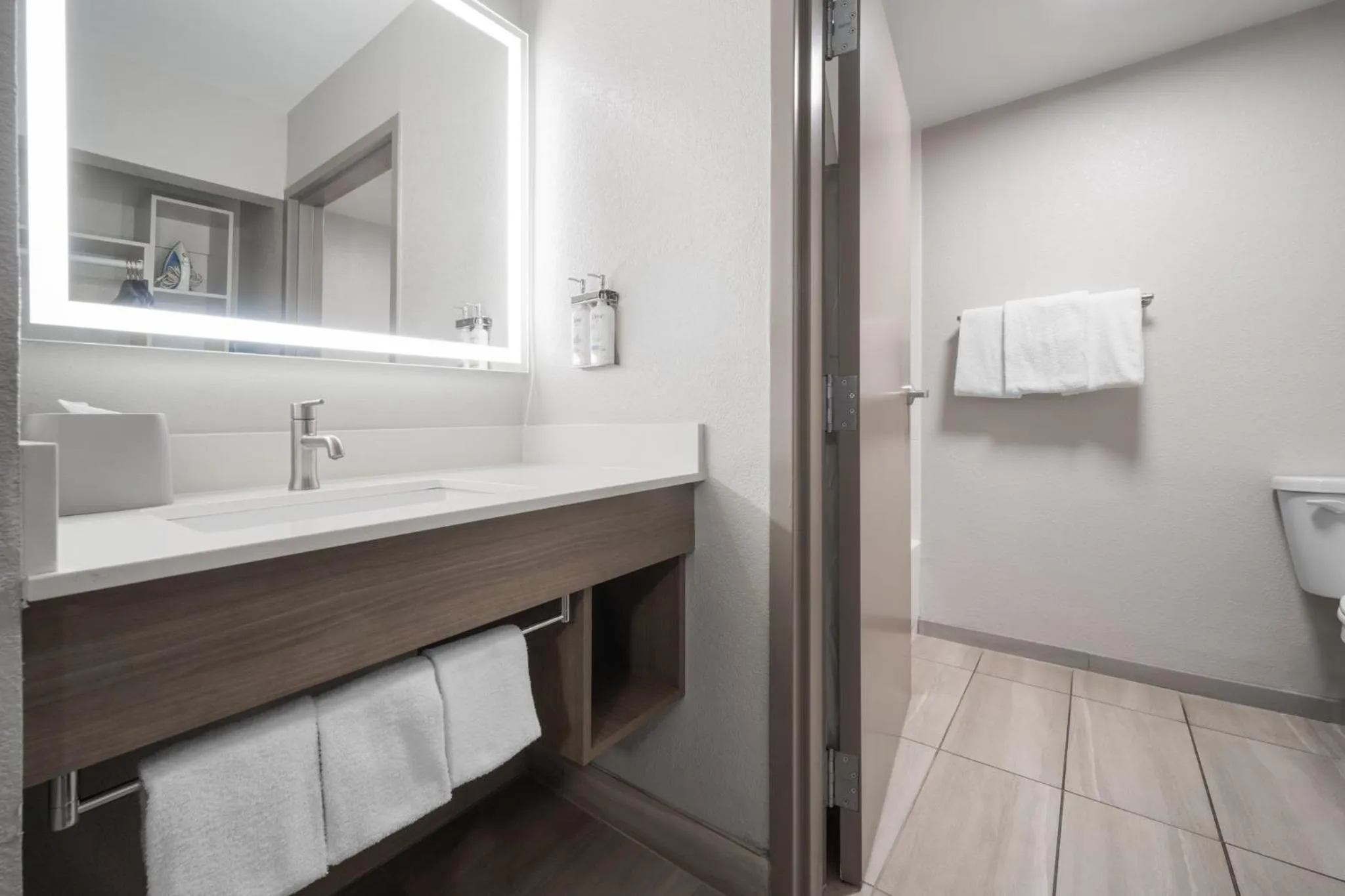 Photo of the whole room in Holiday Inn Express Tifton by IHG