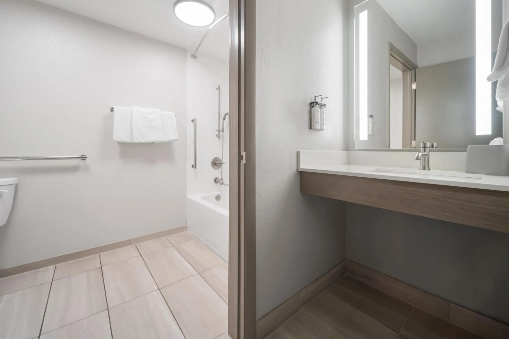 Photo of the whole room in Holiday Inn Express Tifton by IHG