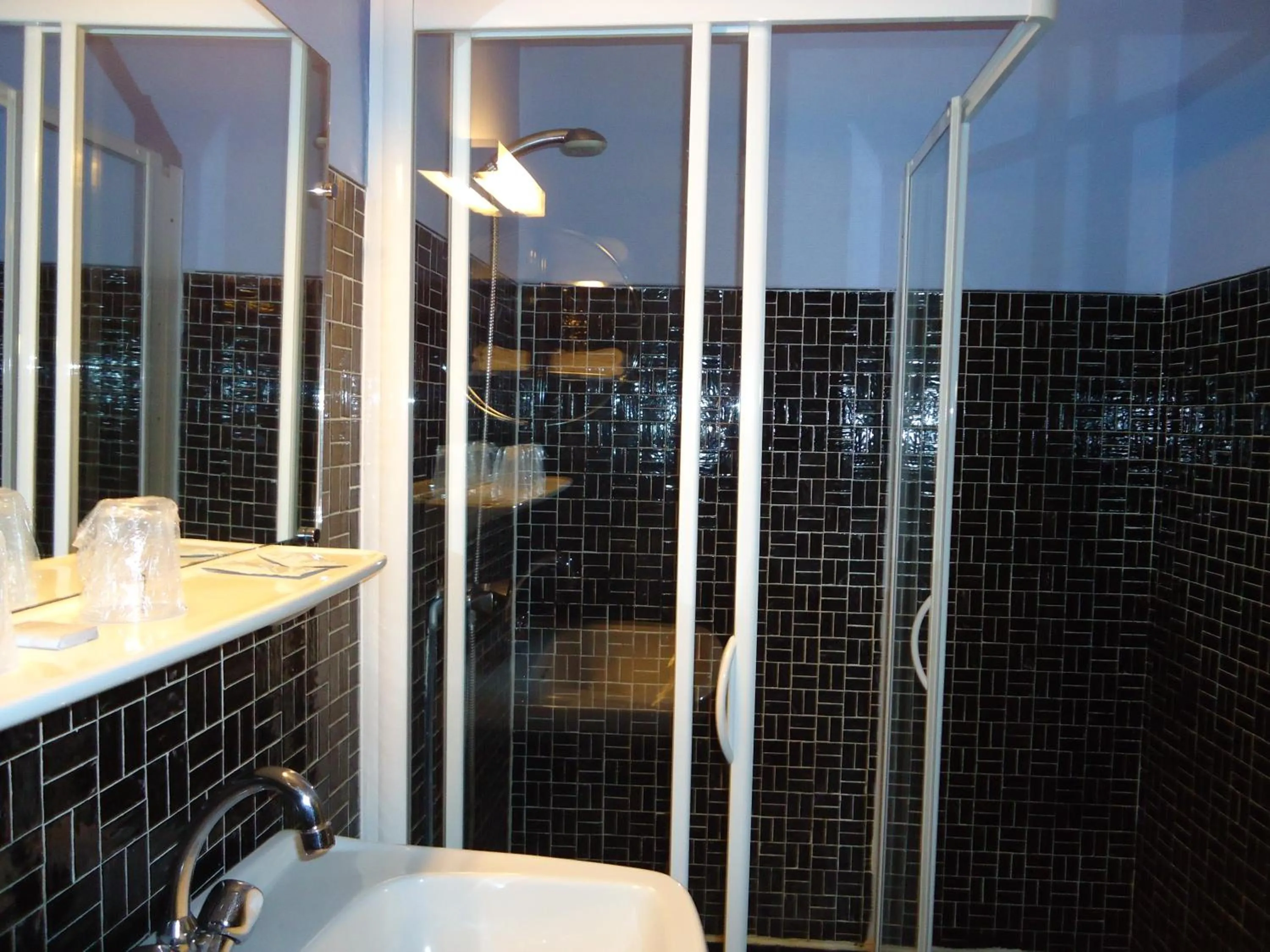 Bathroom in Hotel des Voyageurs