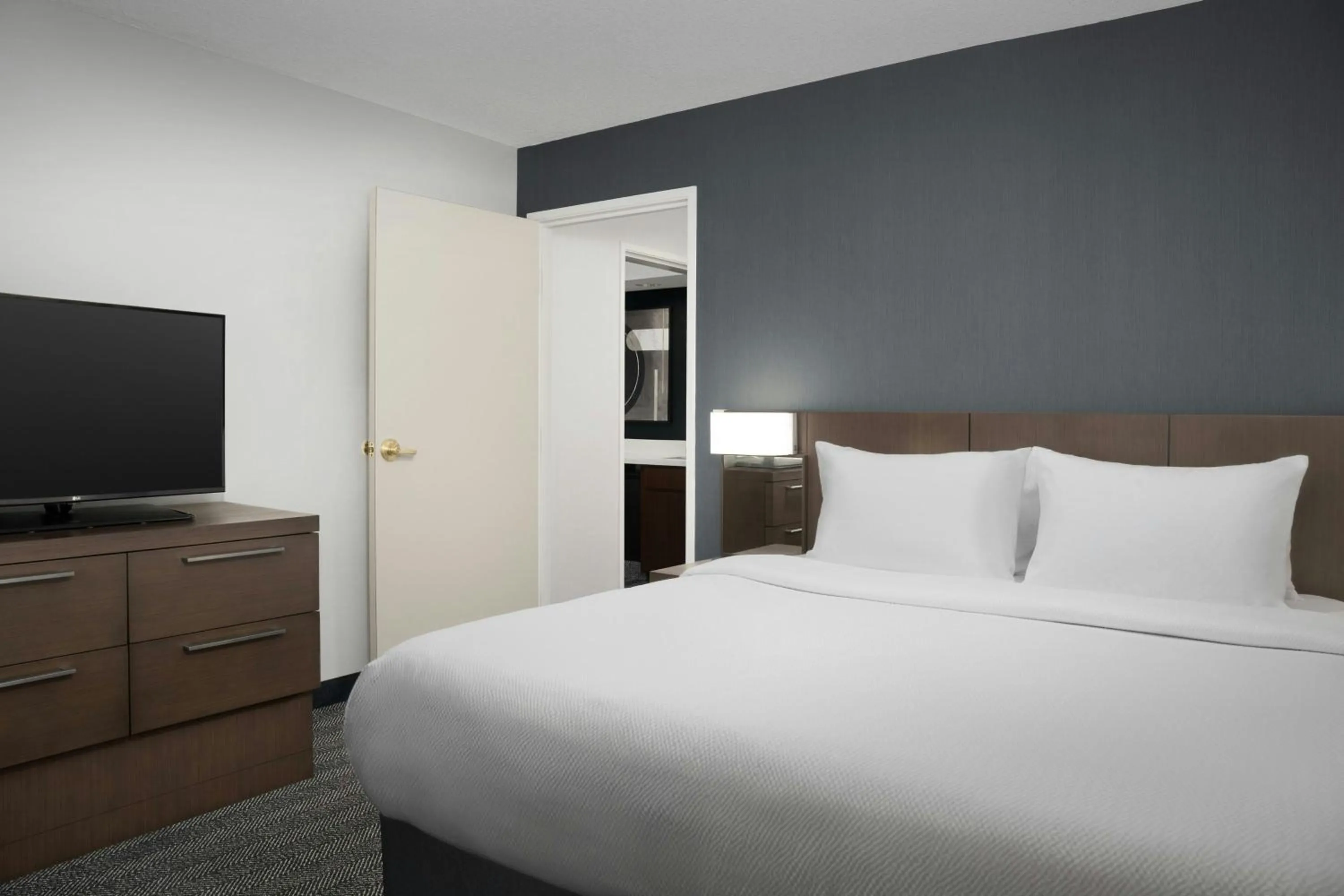 Bedroom, Bed in Courtyard by Marriott Lakeland