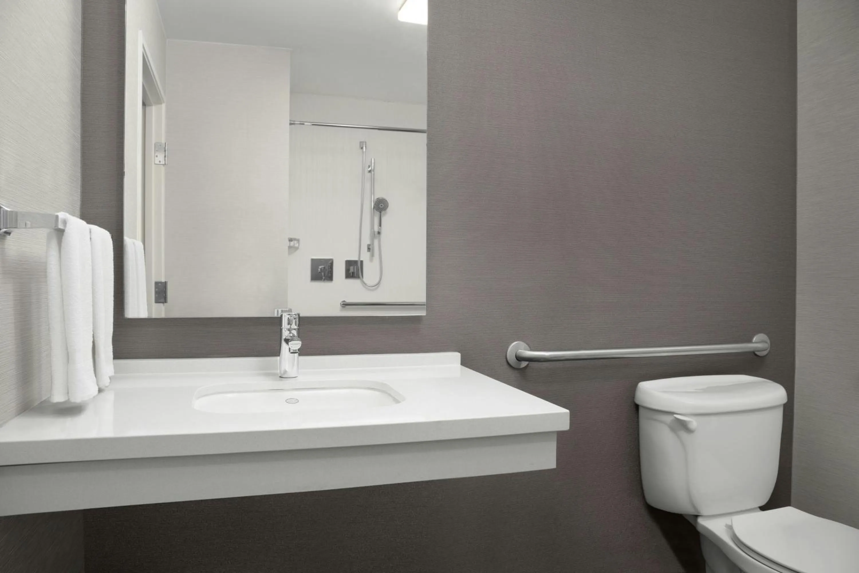 Bathroom in Courtyard by Marriott Lakeland