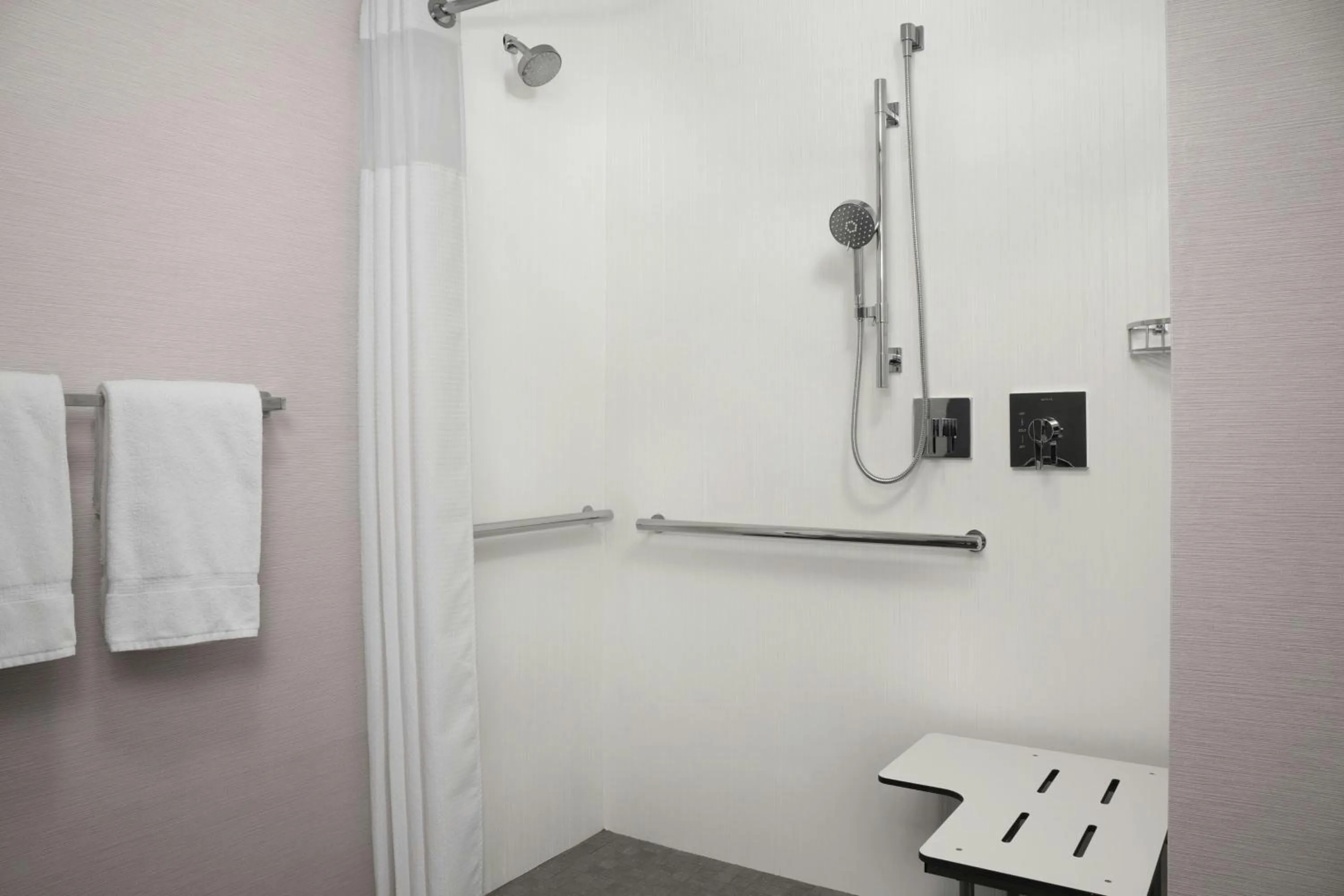 Bathroom in Courtyard by Marriott Lakeland