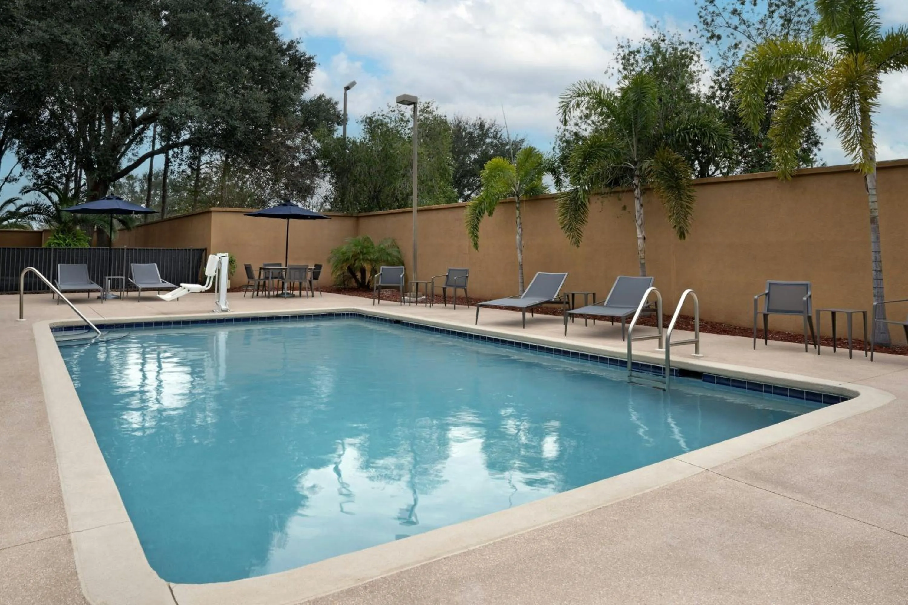 Swimming pool in Courtyard by Marriott Lakeland