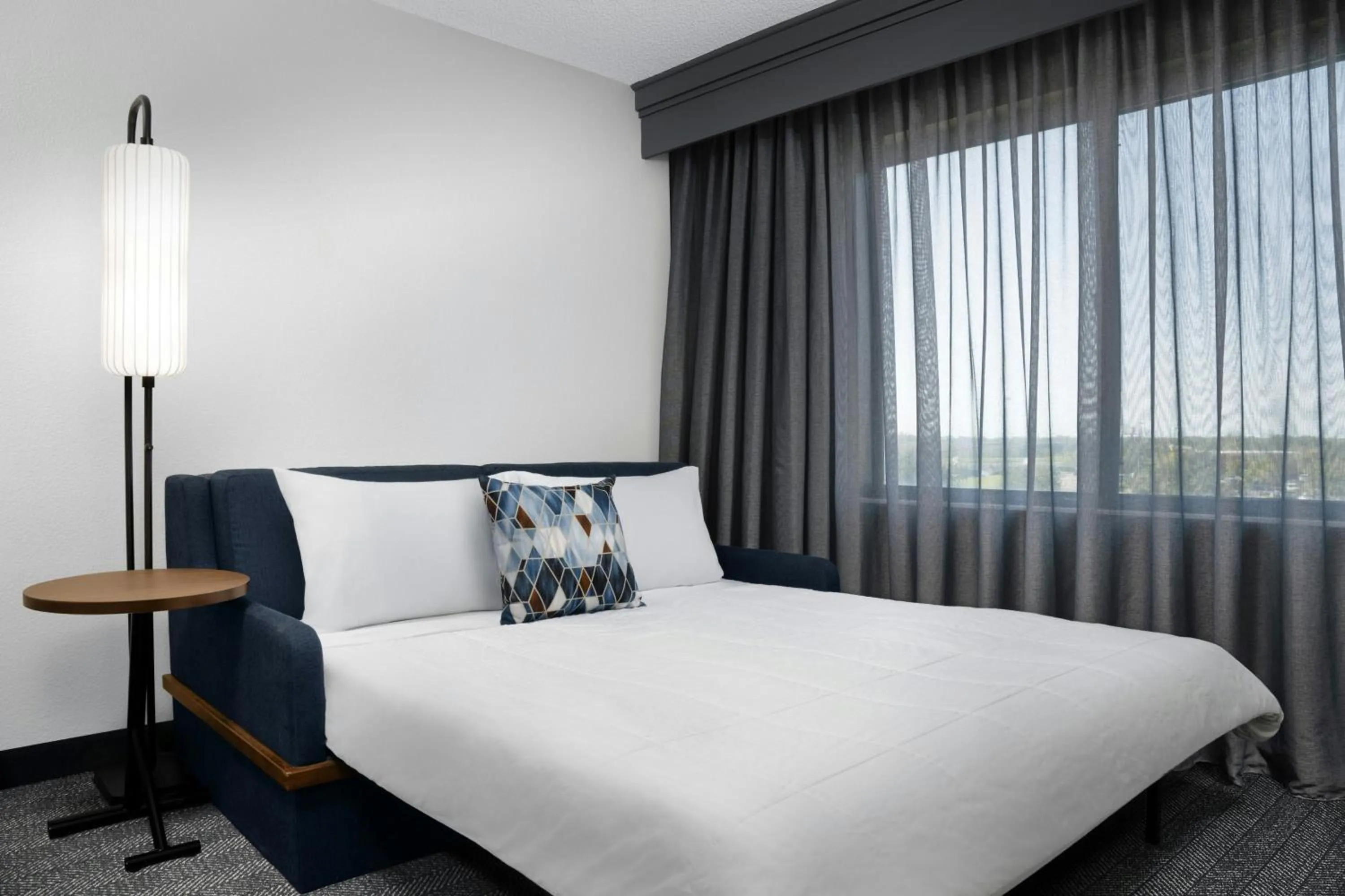 Photo of the whole room, Bed in Courtyard by Marriott Lakeland