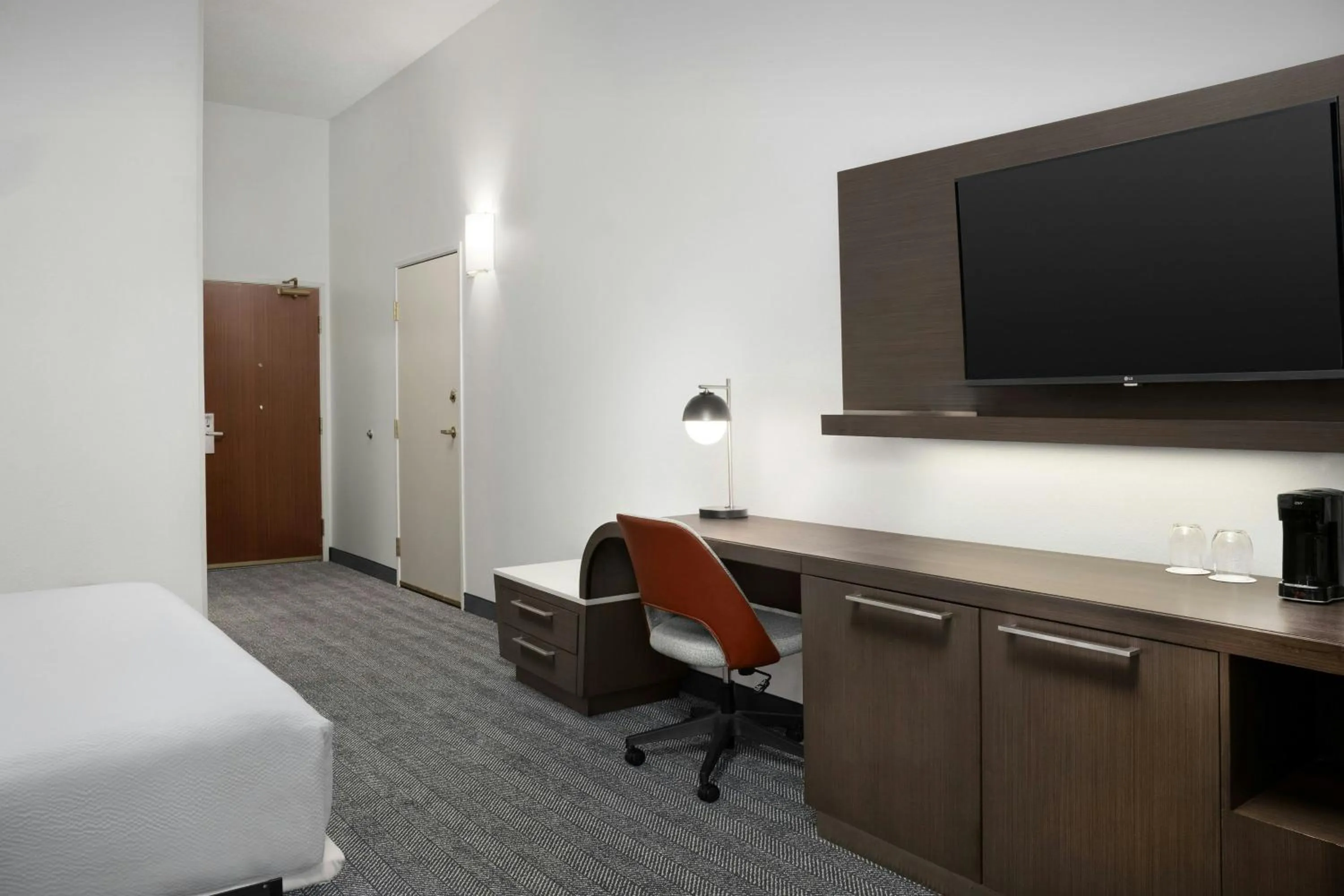 Photo of the whole room, Bed in Courtyard by Marriott Lakeland