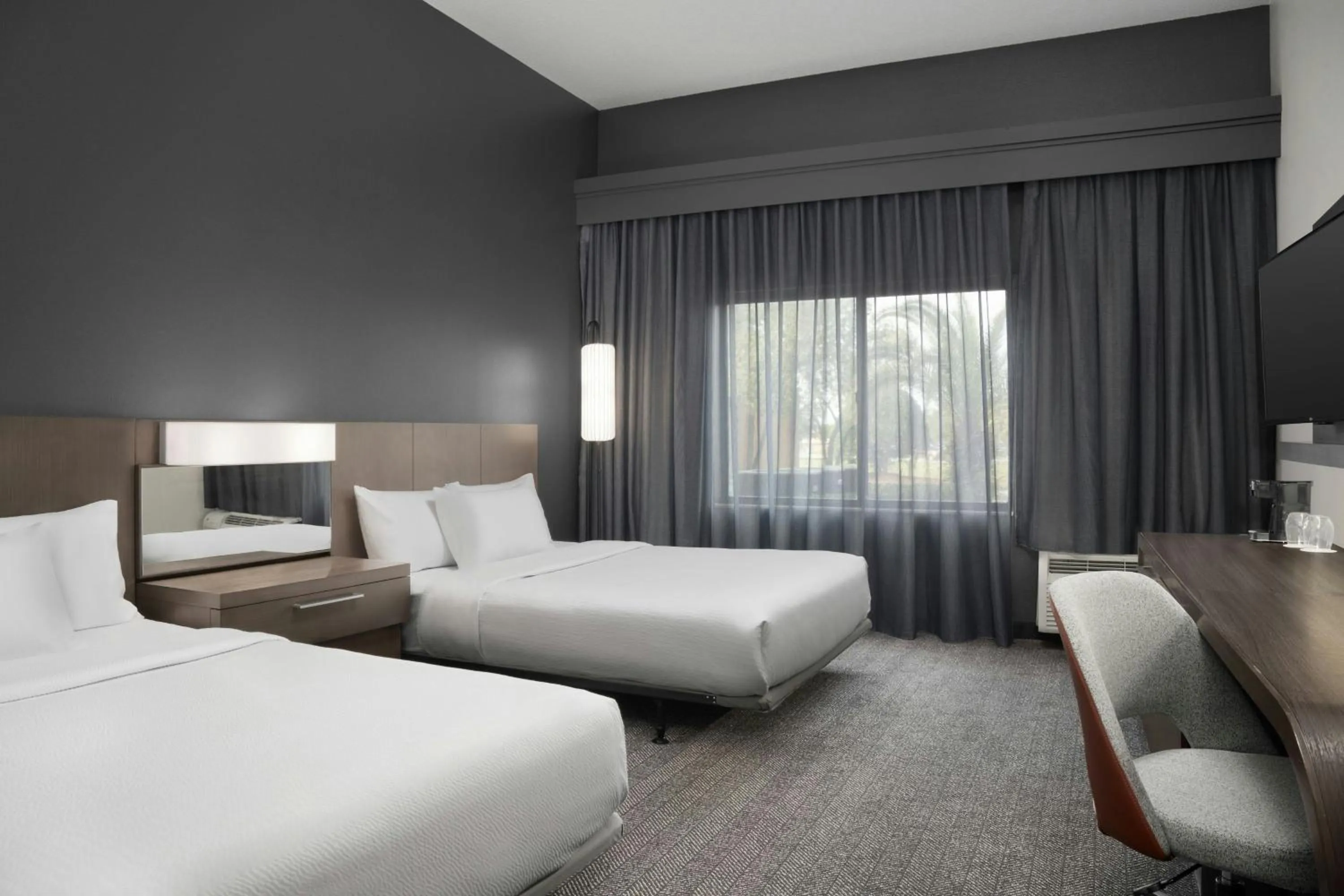 Photo of the whole room, Bed in Courtyard by Marriott Lakeland