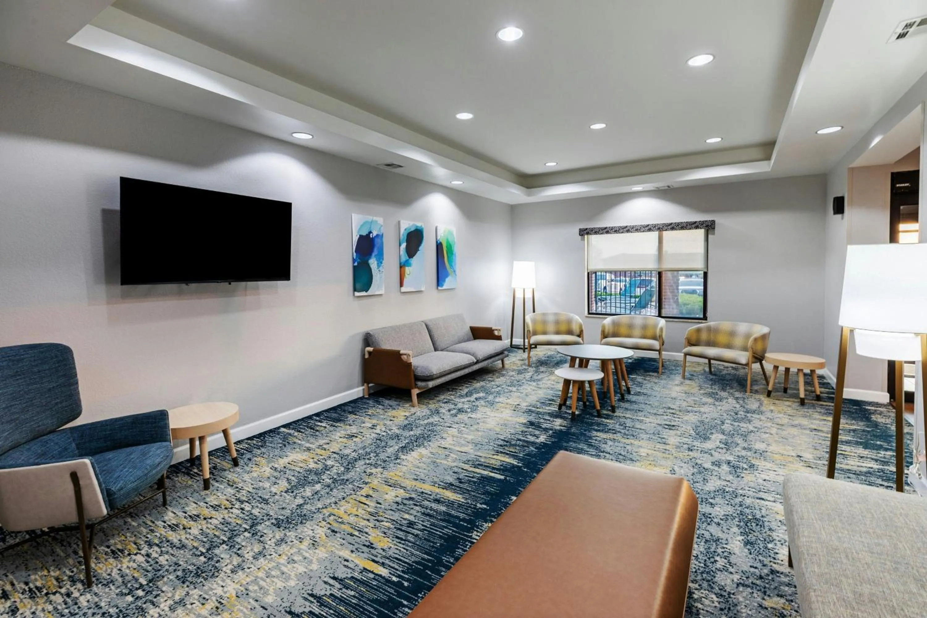 Lounge or bar in TownePlace Suites by Marriott Tulsa Broken Arrow