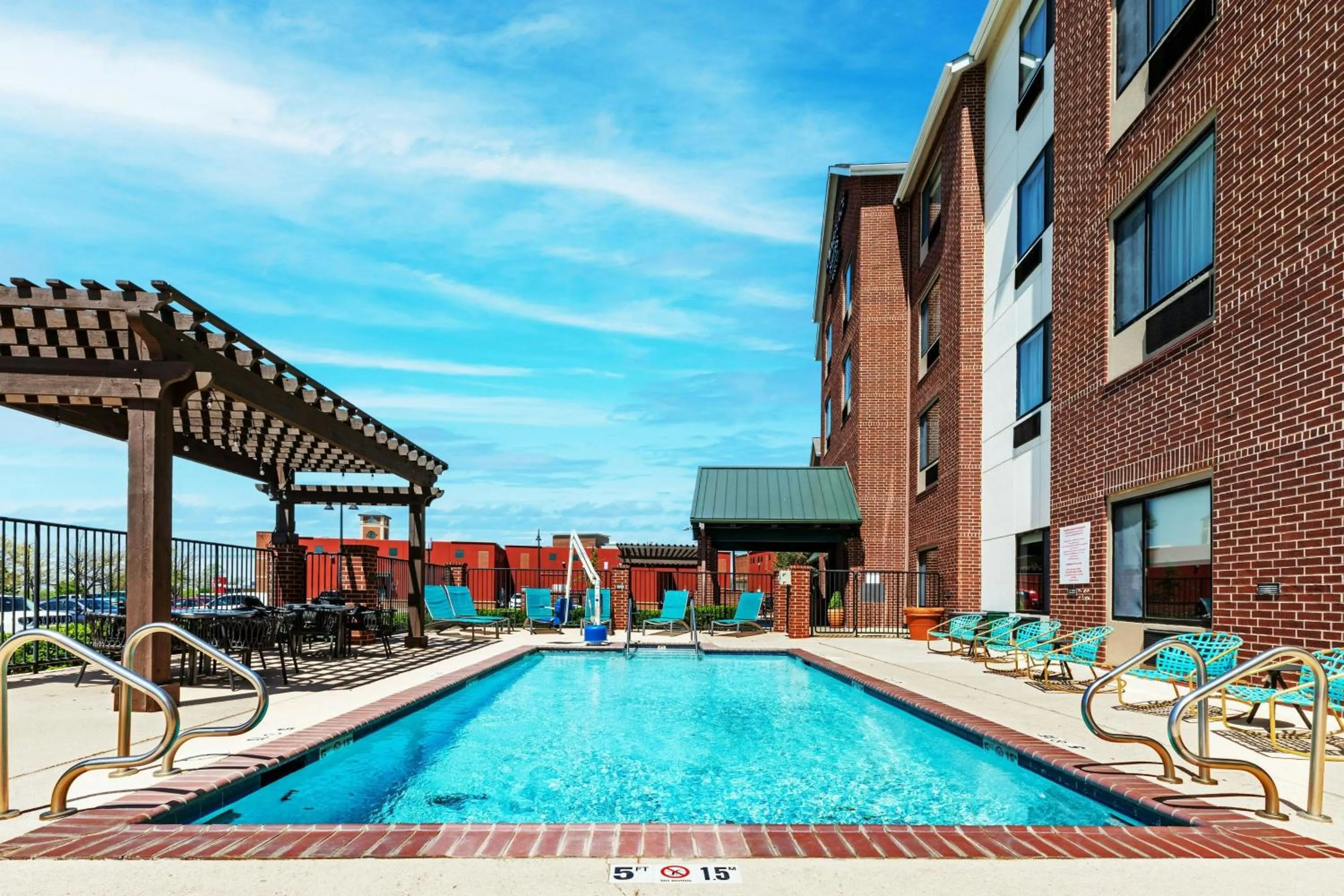 Swimming pool in TownePlace Suites by Marriott Tulsa Broken Arrow