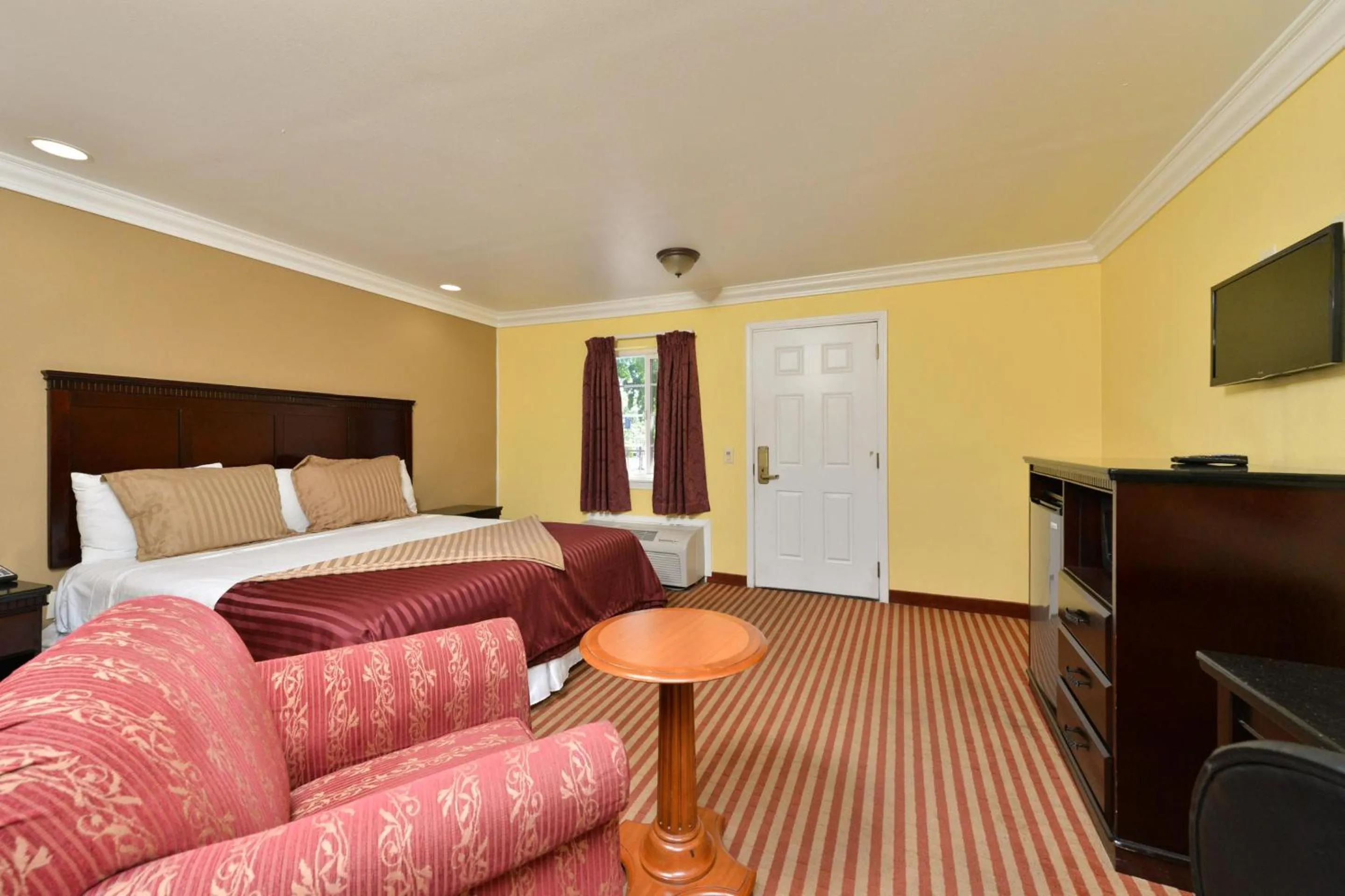 Bedroom, Bed in Capital City Inn Sacramento Convention Center CA