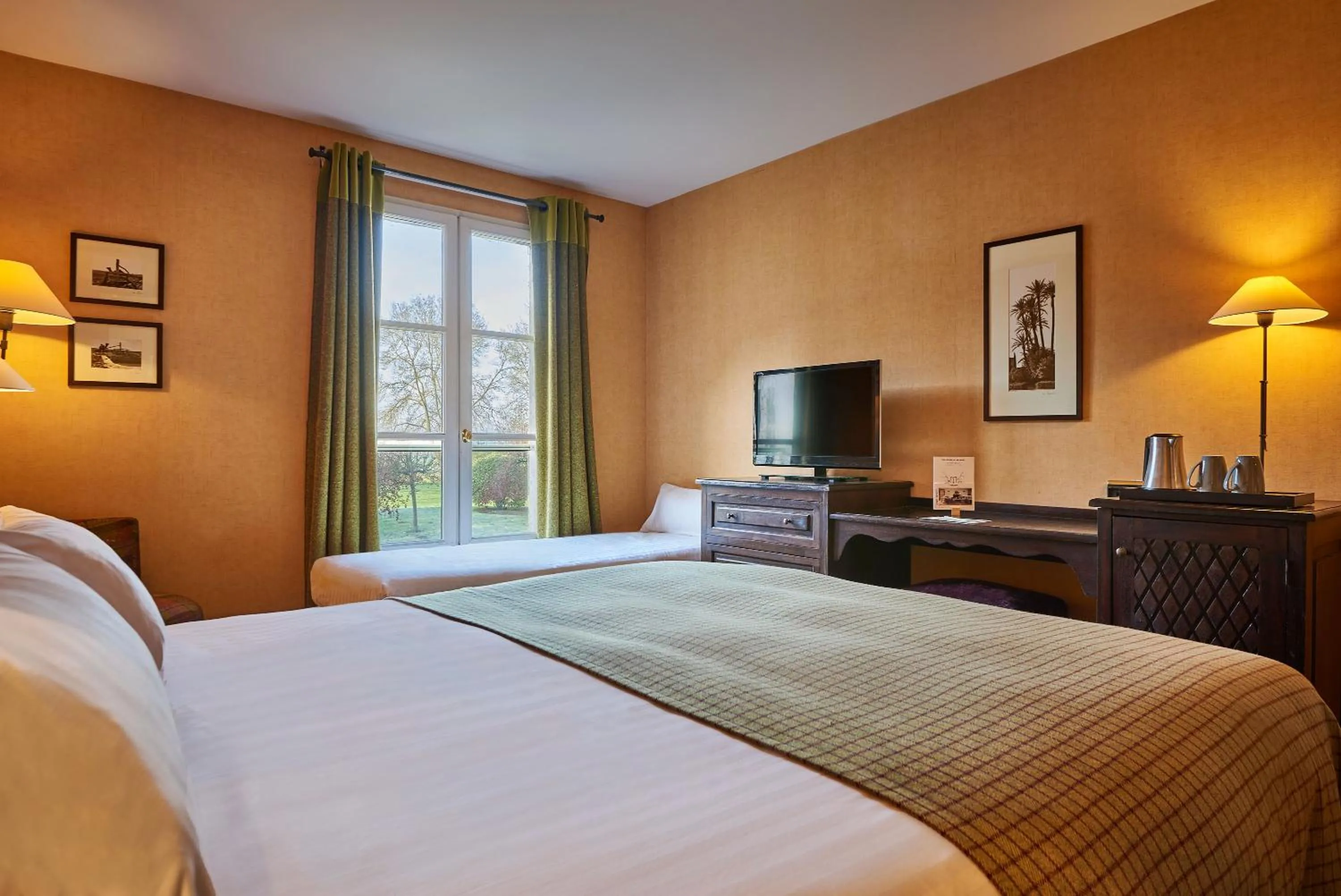 Bed in Château De Villiers-Le-Mahieu