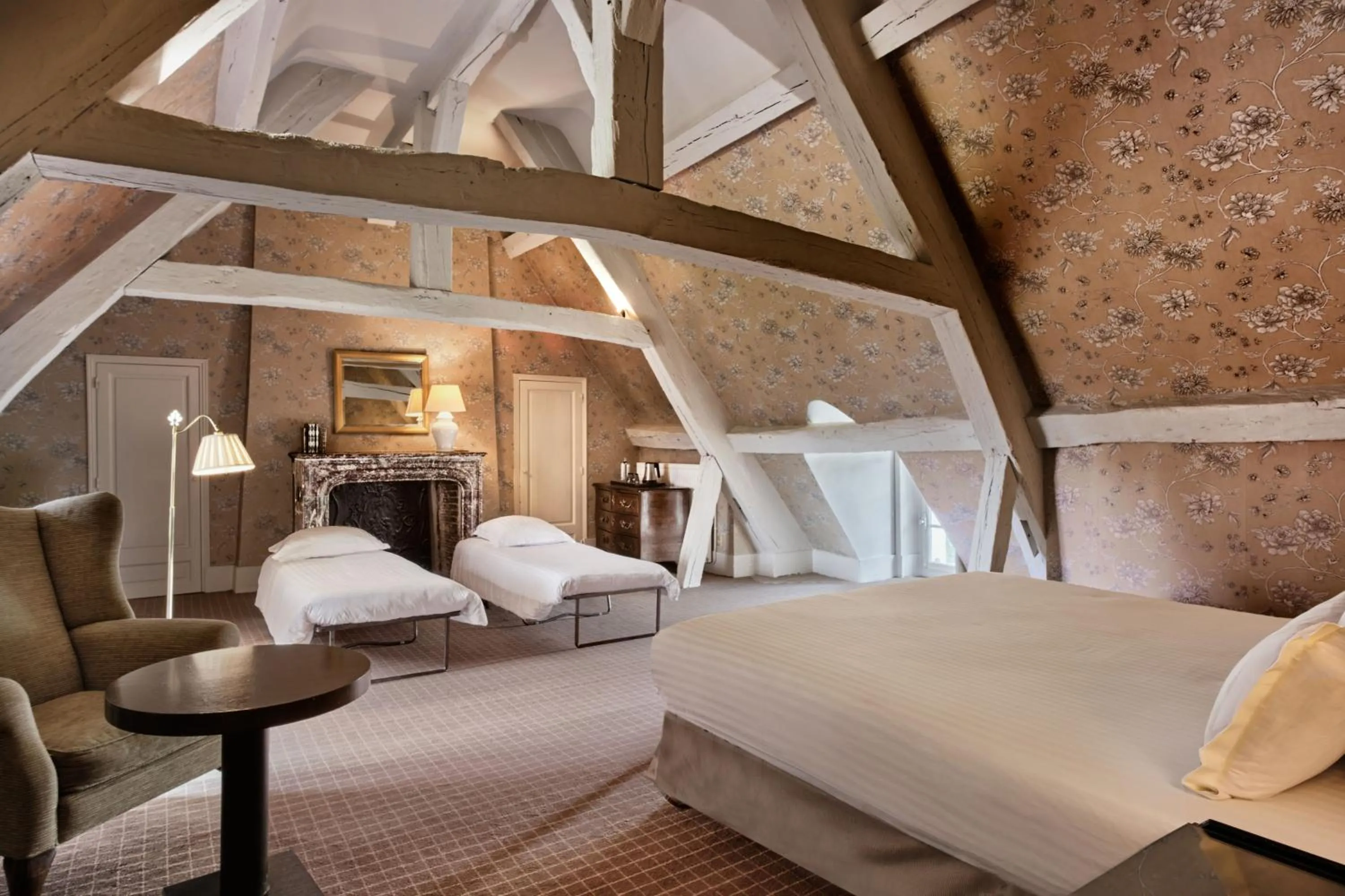 Bed in Château De Villiers-Le-Mahieu