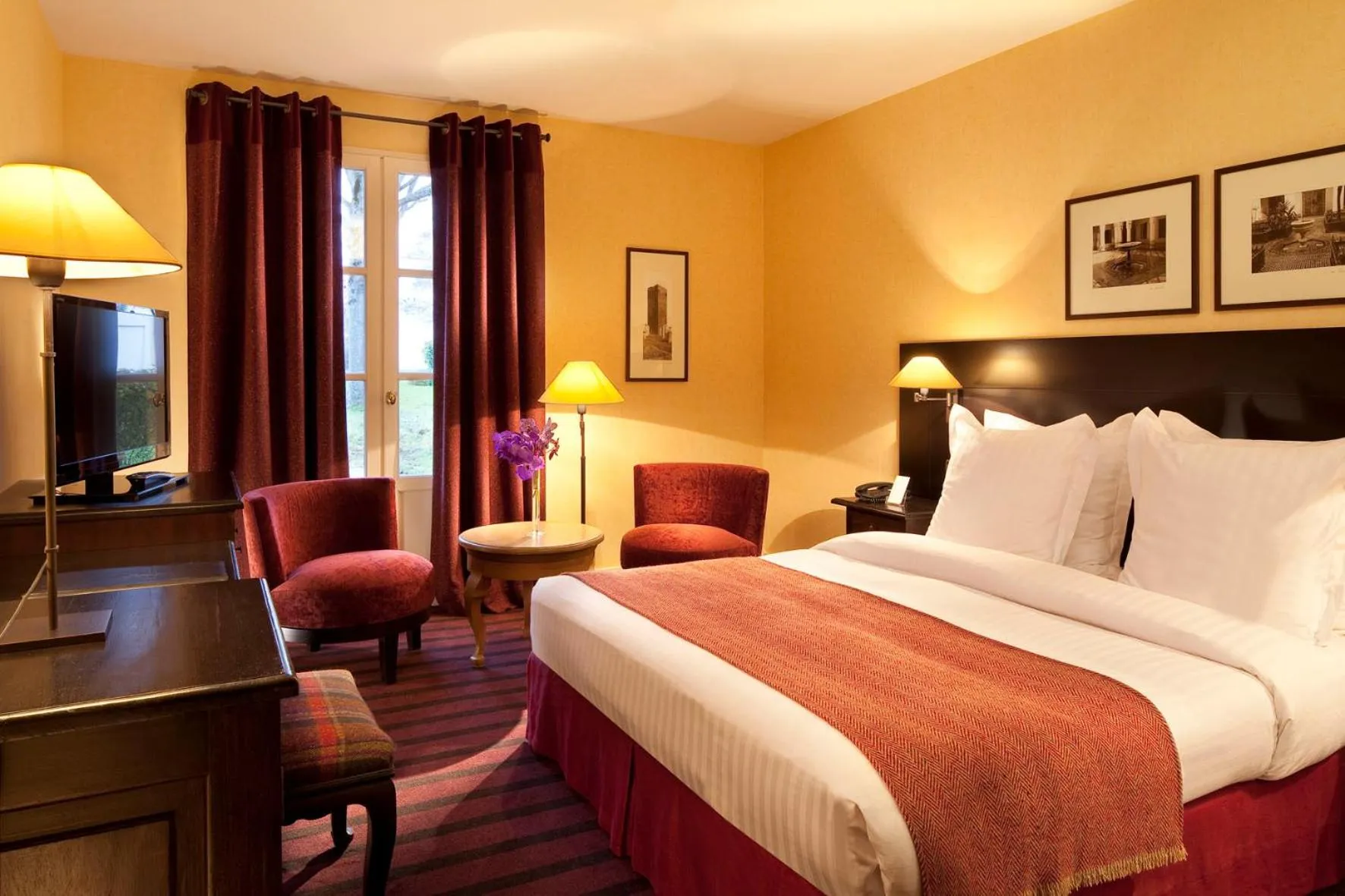 Photo of the whole room, Bed in Château De Villiers-Le-Mahieu