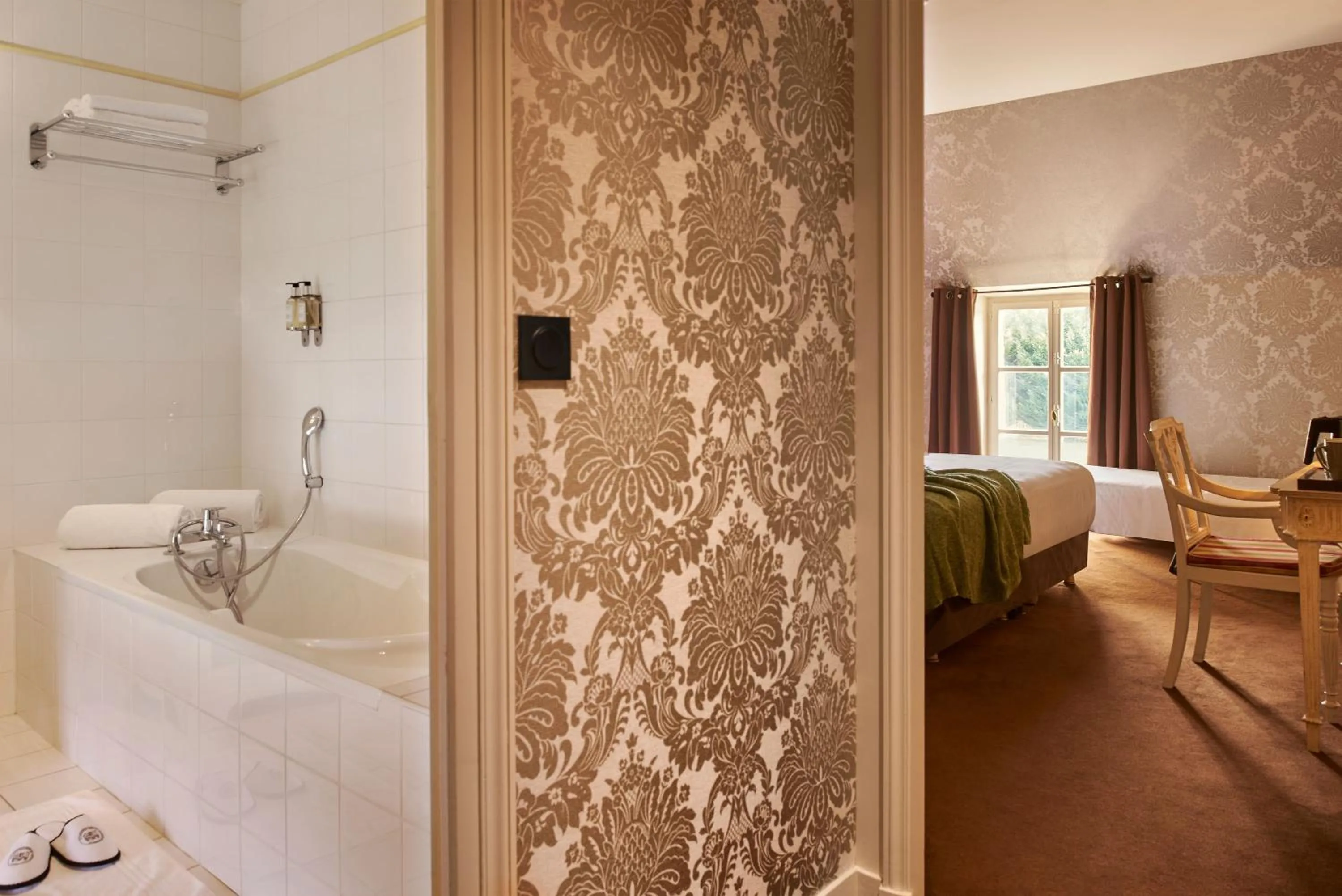 Bed in Château De Villiers-Le-Mahieu