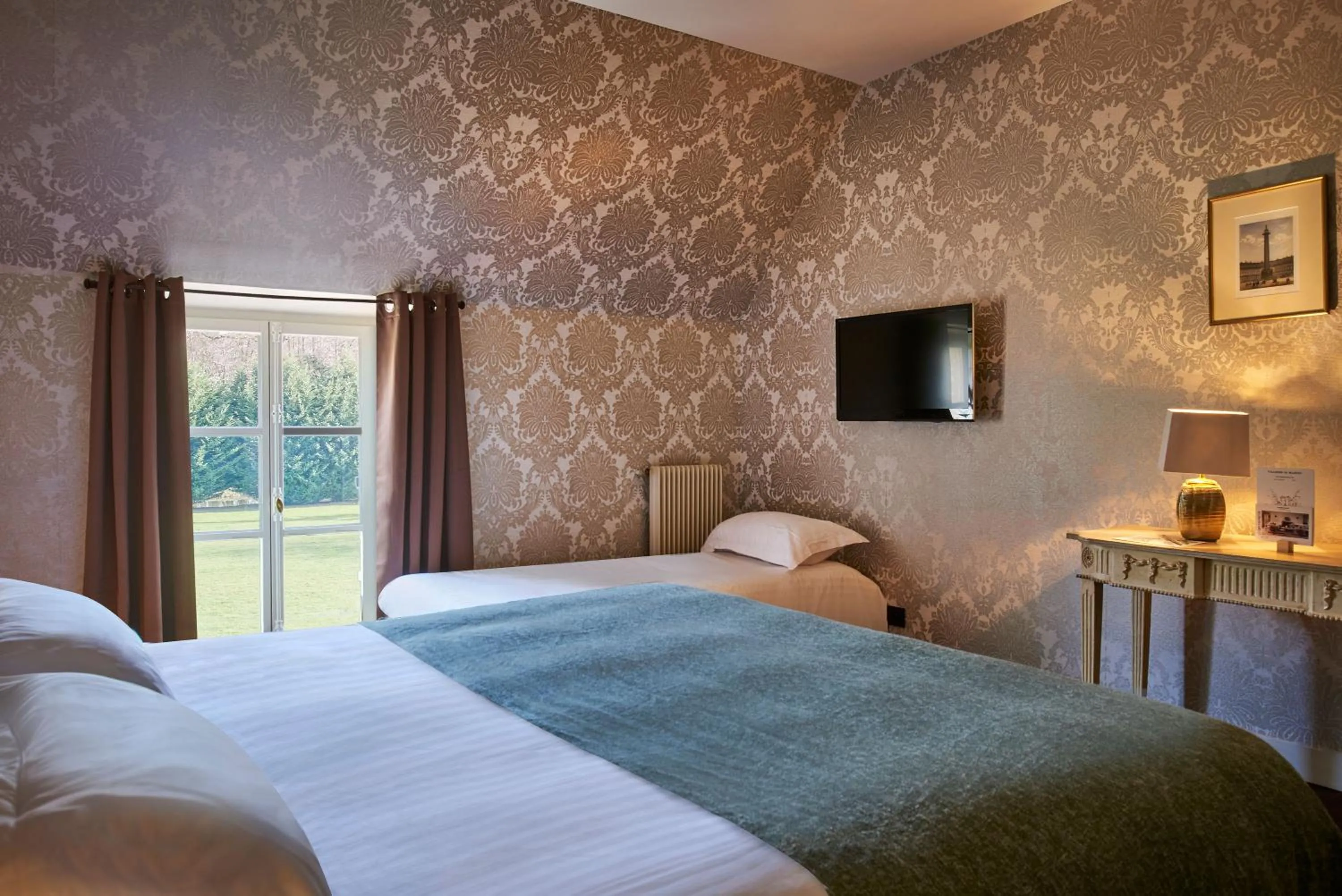 Bed in Château De Villiers-Le-Mahieu