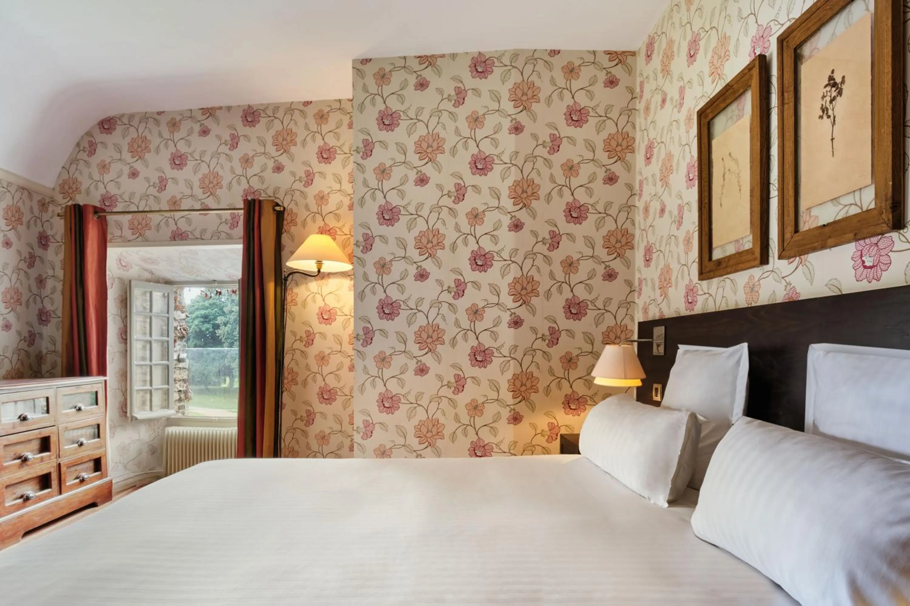 Bed in Château De Villiers-Le-Mahieu